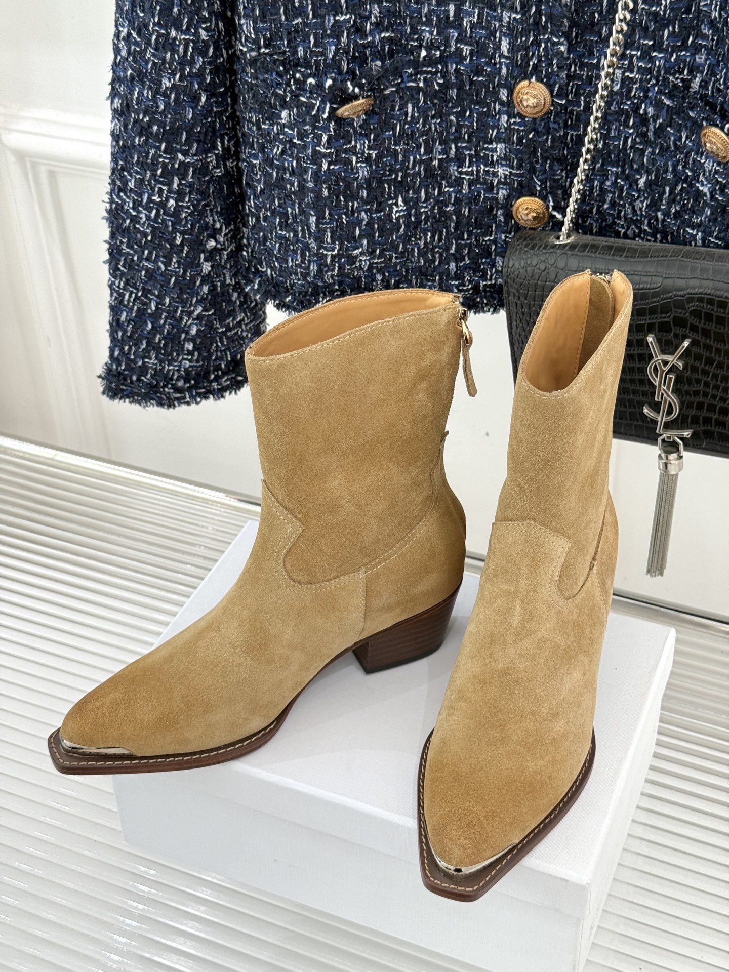 Celine /塞琳经典秋冬复古金属头西部粗跟短靴穿上这双短靴 瞬间踏入自由的西部旷野让你举手投足都散发