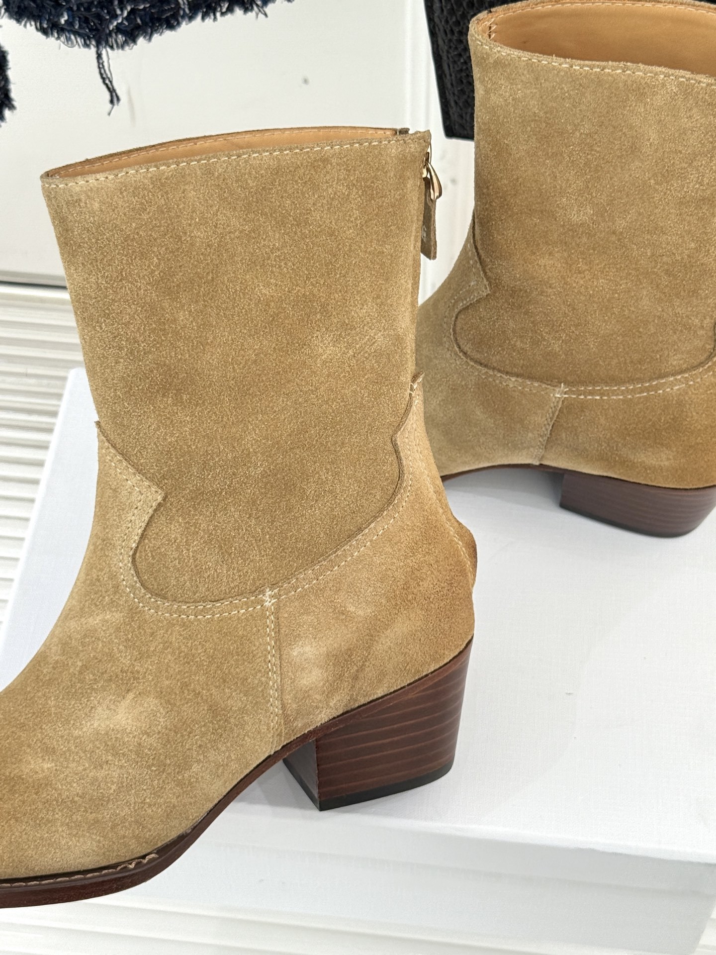 Celine /塞琳经典秋冬复古金属头西部粗跟短靴穿上这双短靴 瞬间踏入自由的西部旷野让你举手投足都散发