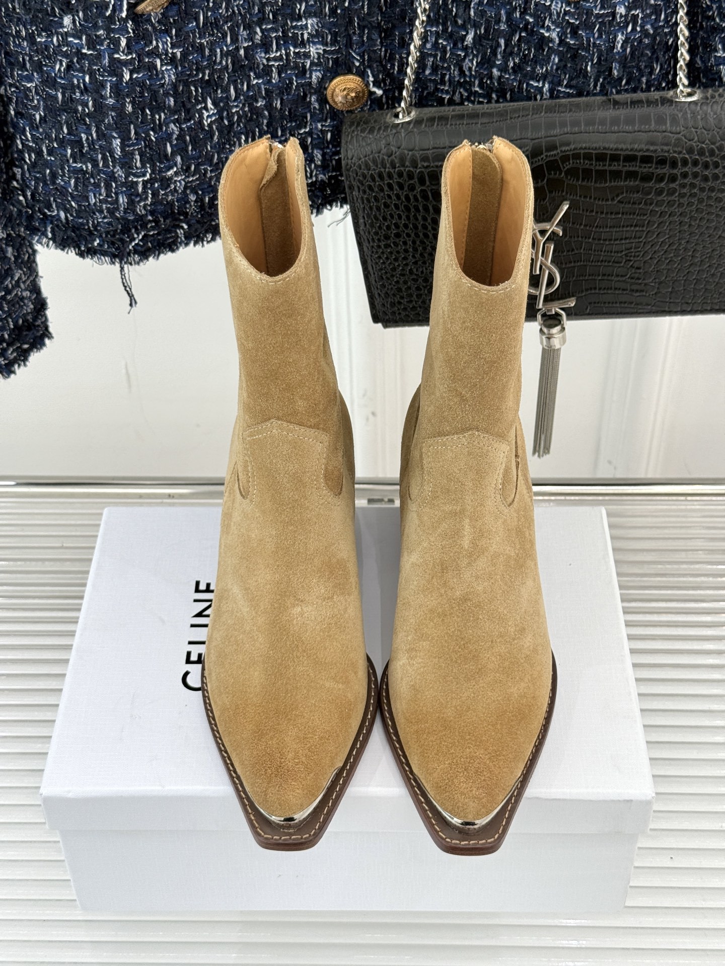 Celine /塞琳经典秋冬复古金属头西部粗跟短靴穿上这双短靴 瞬间踏入自由的西部旷野让你举手投足都散发