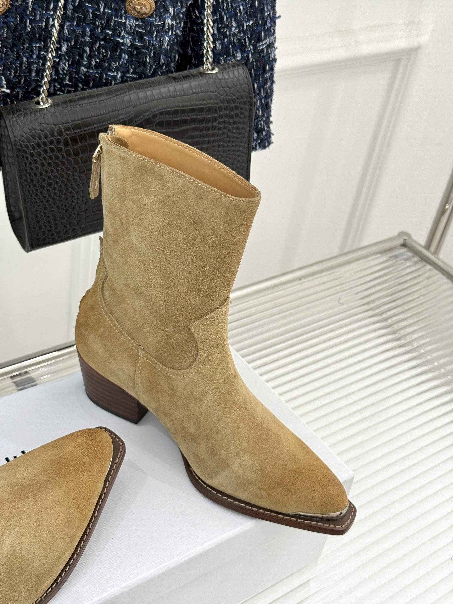 Celine /塞琳经典秋冬复古金属头西部粗跟短靴穿上这双短靴 瞬间踏入自由的西部旷野让你举手投足都散发