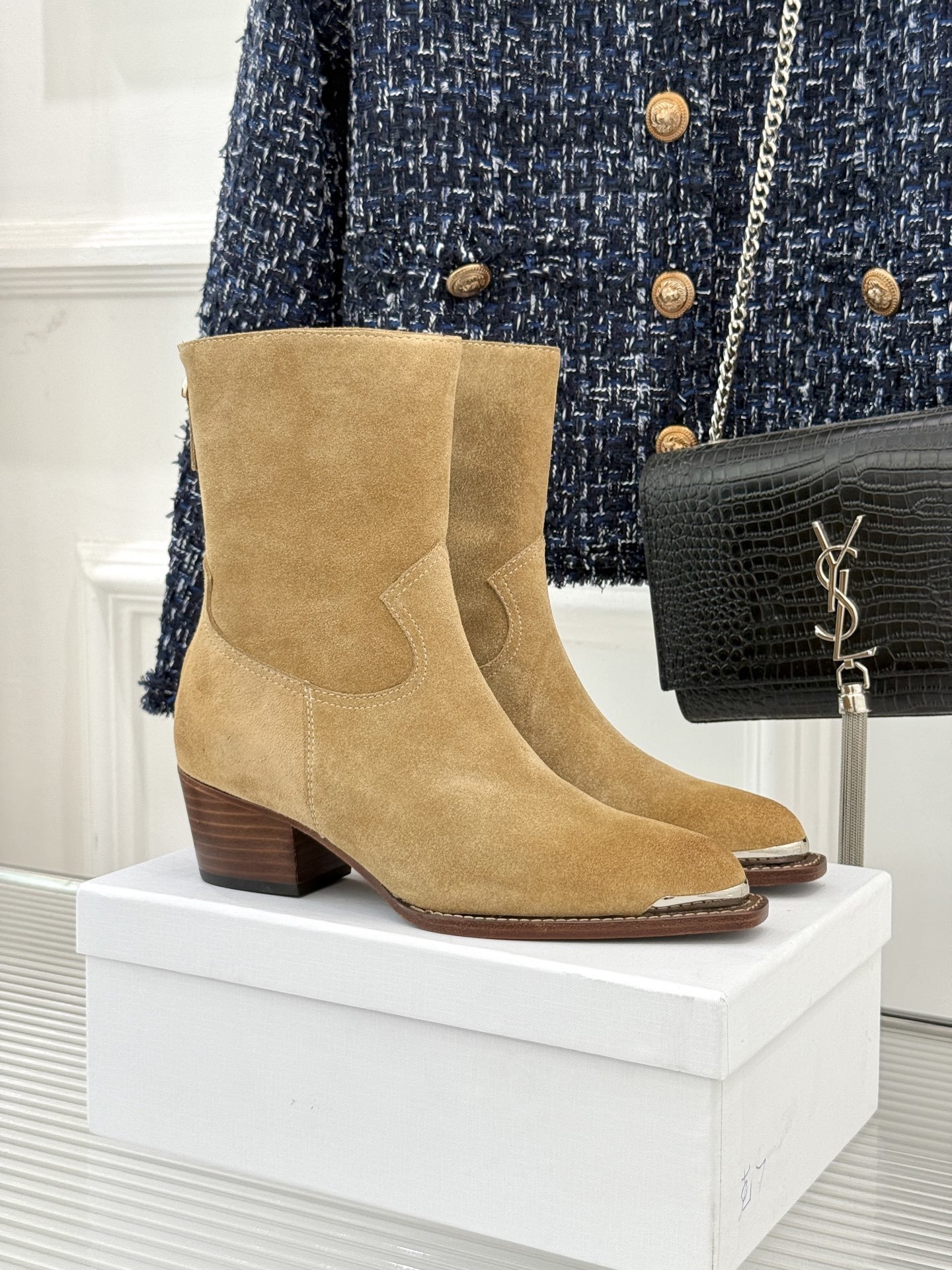 Celine /塞琳经典秋冬复古金属头西部粗跟短靴穿上这双短靴 瞬间踏入自由的西部旷野让你举手投足都散发