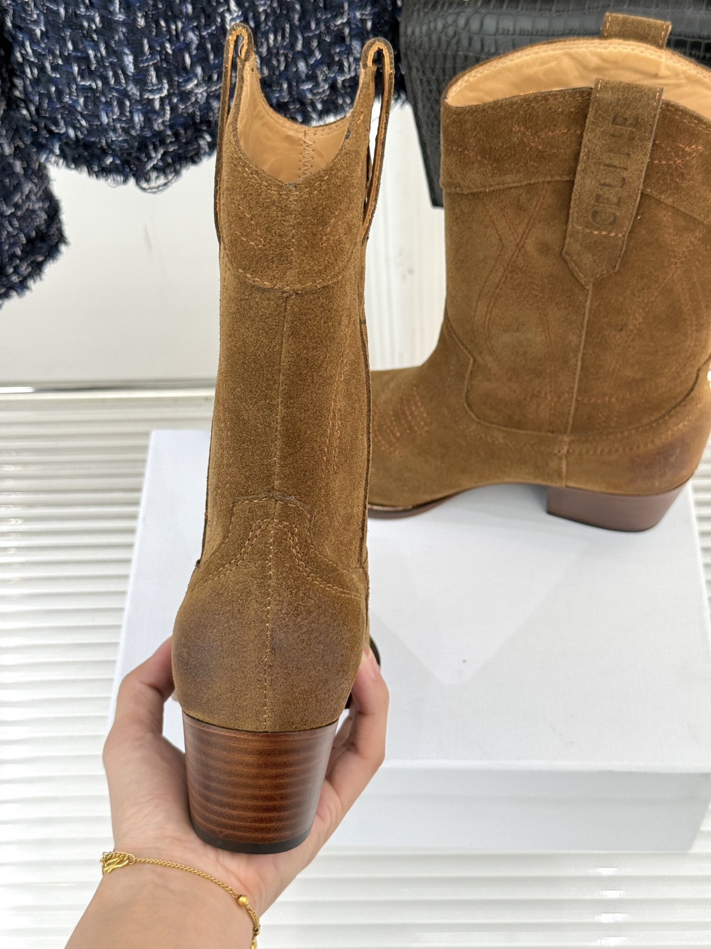 Celine /塞琳经典秋冬复古金属头西部粗跟短靴穿上这双短靴 瞬间踏入自由的西部旷野让你举手投足都散发