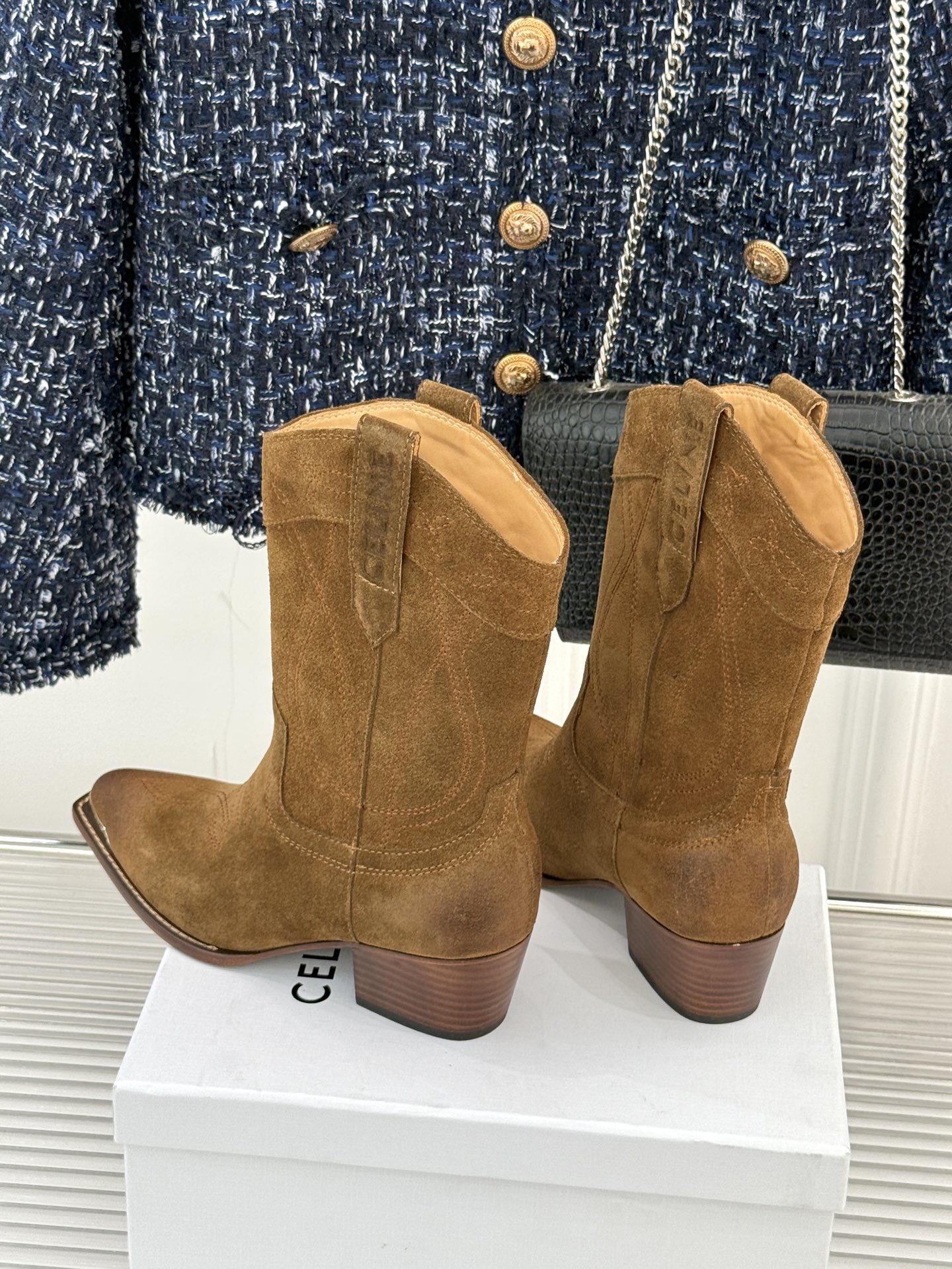 Celine /塞琳经典秋冬复古金属头西部粗跟短靴穿上这双短靴 瞬间踏入自由的西部旷野让你举手投足都散发