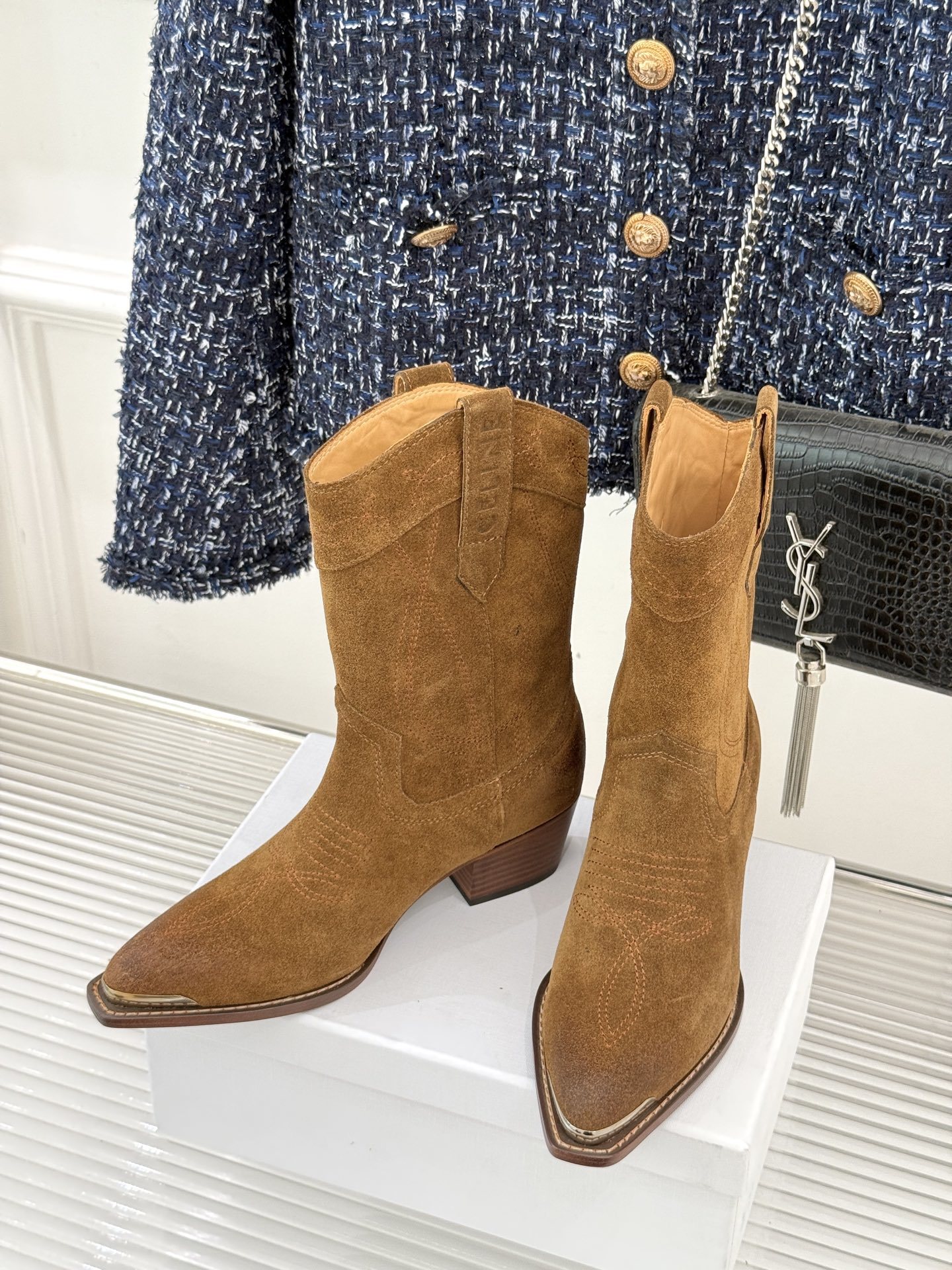 Celine /塞琳经典秋冬复古金属头西部粗跟短靴穿上这双短靴 瞬间踏入自由的西部旷野让你举手投足都散发