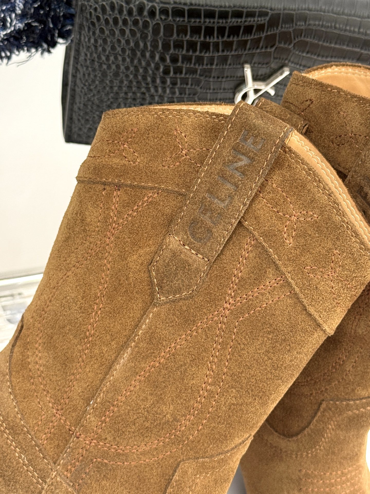 Celine /塞琳经典秋冬复古金属头西部粗跟短靴穿上这双短靴 瞬间踏入自由的西部旷野让你举手投足都散发
