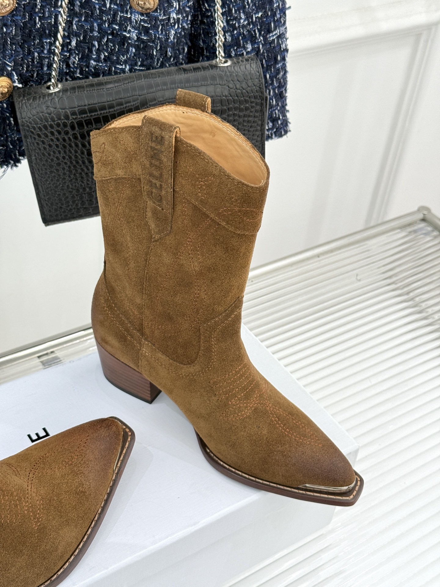 Celine /塞琳经典秋冬复古金属头西部粗跟短靴穿上这双短靴 瞬间踏入自由的西部旷野让你举手投足都散发