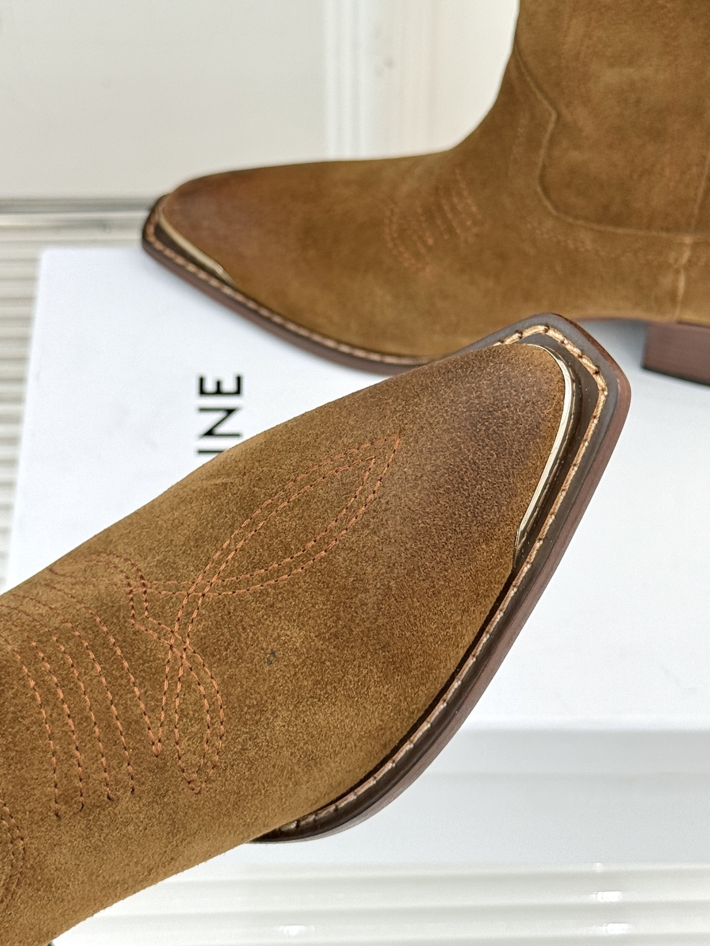Celine /塞琳经典秋冬复古金属头西部粗跟短靴穿上这双短靴 瞬间踏入自由的西部旷野让你举手投足都散发
