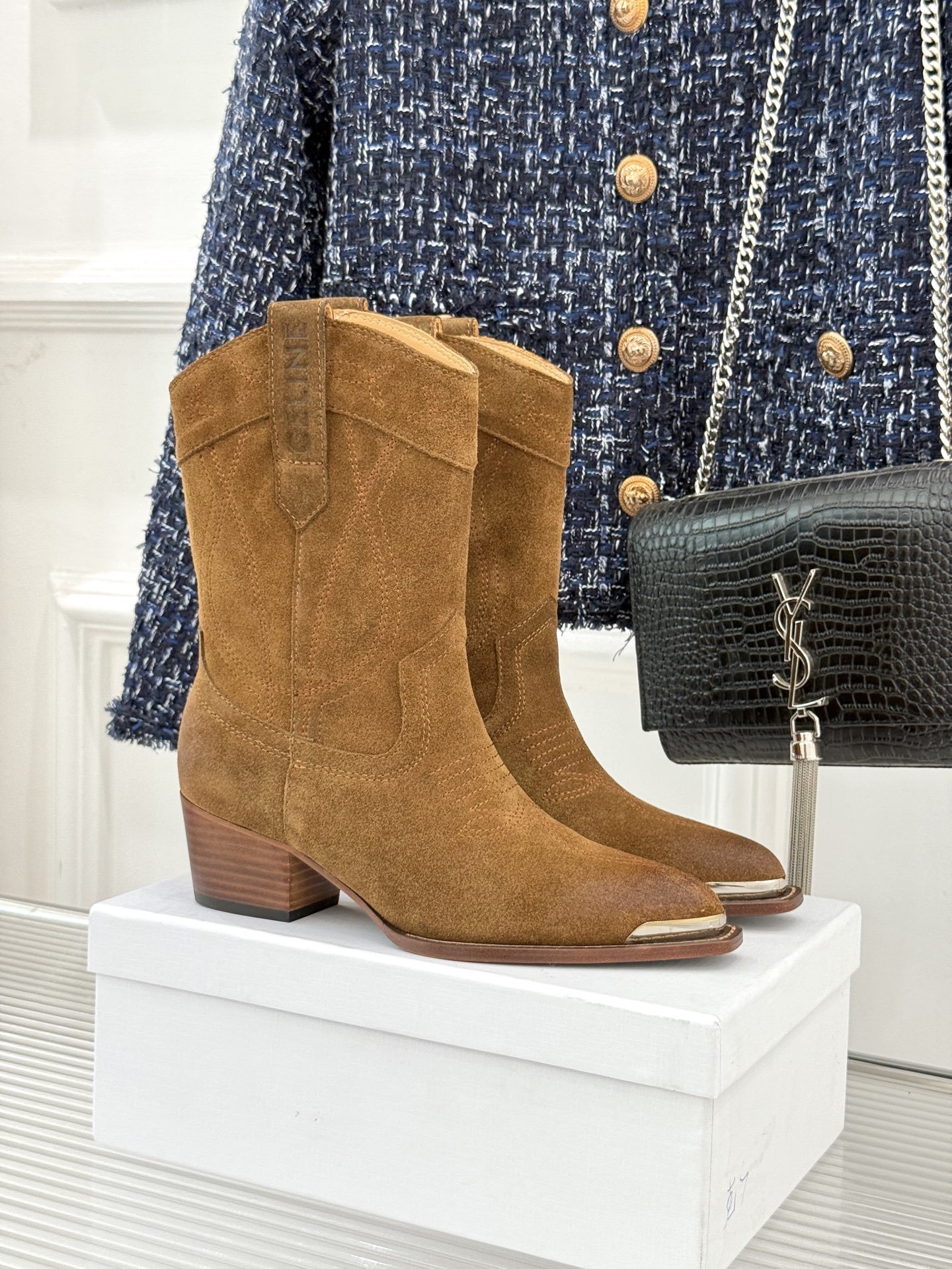 Celine /塞琳经典秋冬复古金属头西部粗跟短靴穿上这双短靴 瞬间踏入自由的西部旷野让你举手投足都散发