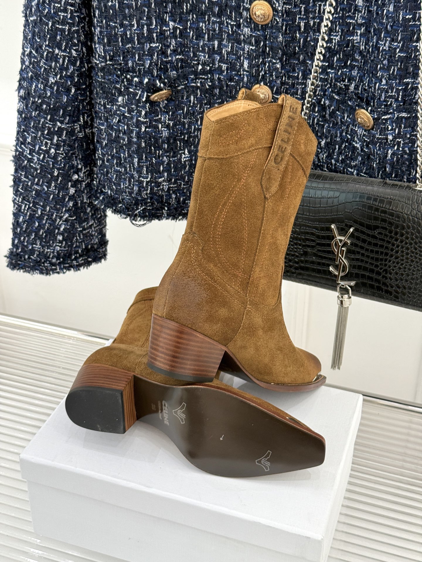 Celine /塞琳经典秋冬复古金属头西部粗跟短靴穿上这双短靴 瞬间踏入自由的西部旷野让你举手投足都散发
