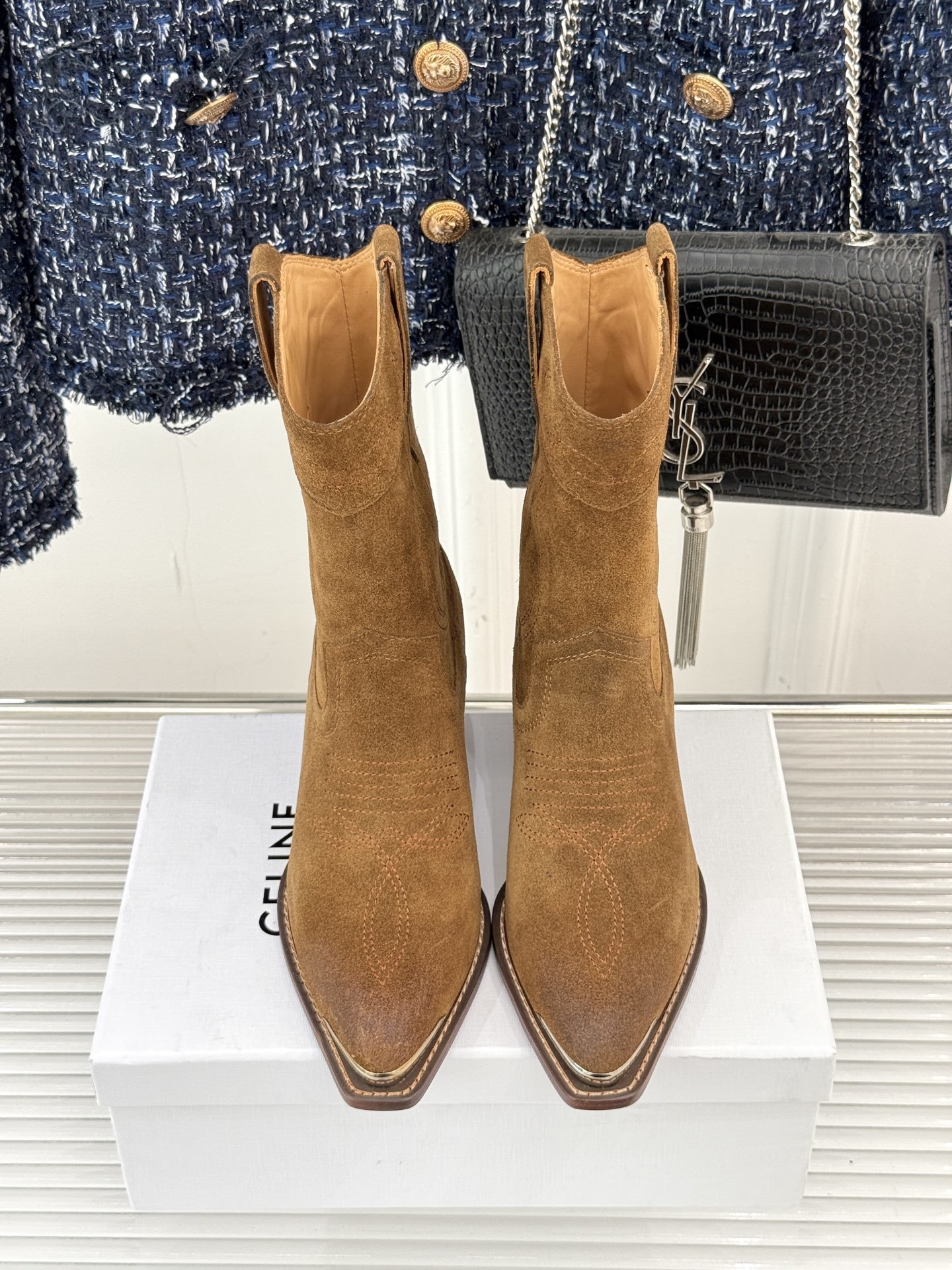 Celine /塞琳经典秋冬复古金属头西部粗跟短靴穿上这双短靴 瞬间踏入自由的西部旷野让你举手投足都散发