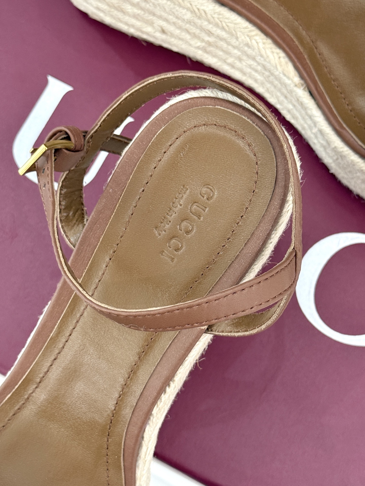 Gucci/古驰经典马衔扣坡跟凉鞋当G家标志性马衔扣 邂逅时髦坡跟一场华丽与舒适兼得的时尚盛宴就此开启。