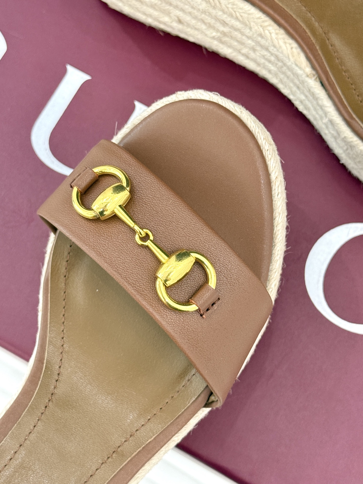 Gucci/古驰经典马衔扣坡跟凉鞋当G家标志性马衔扣 邂逅时髦坡跟一场华丽与舒适兼得的时尚盛宴就此开启。