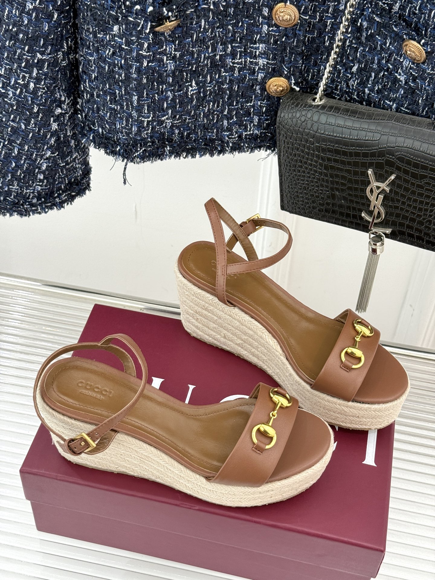 Gucci/古驰经典马衔扣坡跟凉鞋当G家标志性马衔扣 邂逅时髦坡跟一场华丽与舒适兼得的时尚盛宴就此开启。