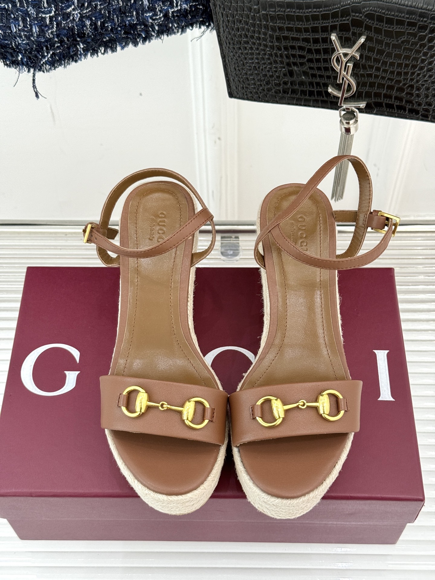 Gucci/古驰经典马衔扣坡跟凉鞋当G家标志性马衔扣 邂逅时髦坡跟一场华丽与舒适兼得的时尚盛宴就此开启。