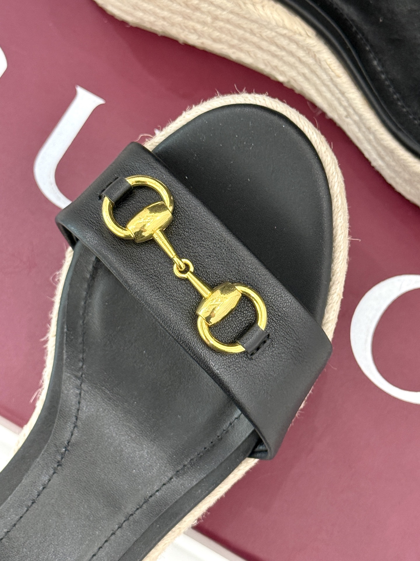 Gucci/古驰经典马衔扣坡跟凉鞋当G家标志性马衔扣 邂逅时髦坡跟一场华丽与舒适兼得的时尚盛宴就此开启。