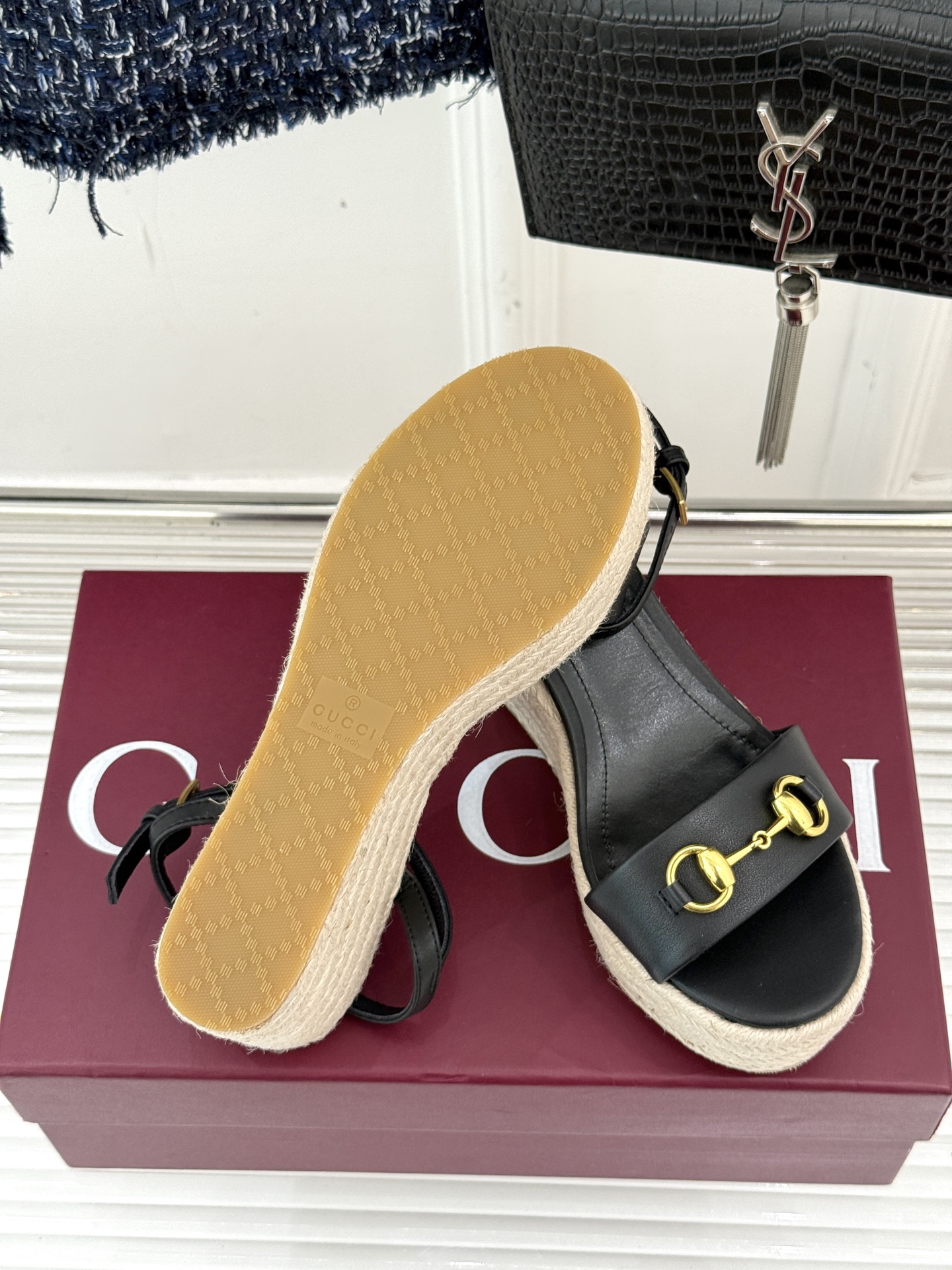 Gucci/古驰经典马衔扣坡跟凉鞋当G家标志性马衔扣 邂逅时髦坡跟一场华丽与舒适兼得的时尚盛宴就此开启。
