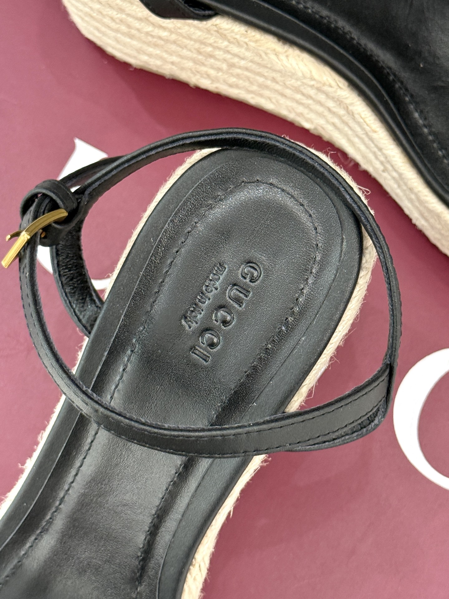 Gucci/古驰经典马衔扣坡跟凉鞋当G家标志性马衔扣 邂逅时髦坡跟一场华丽与舒适兼得的时尚盛宴就此开启。