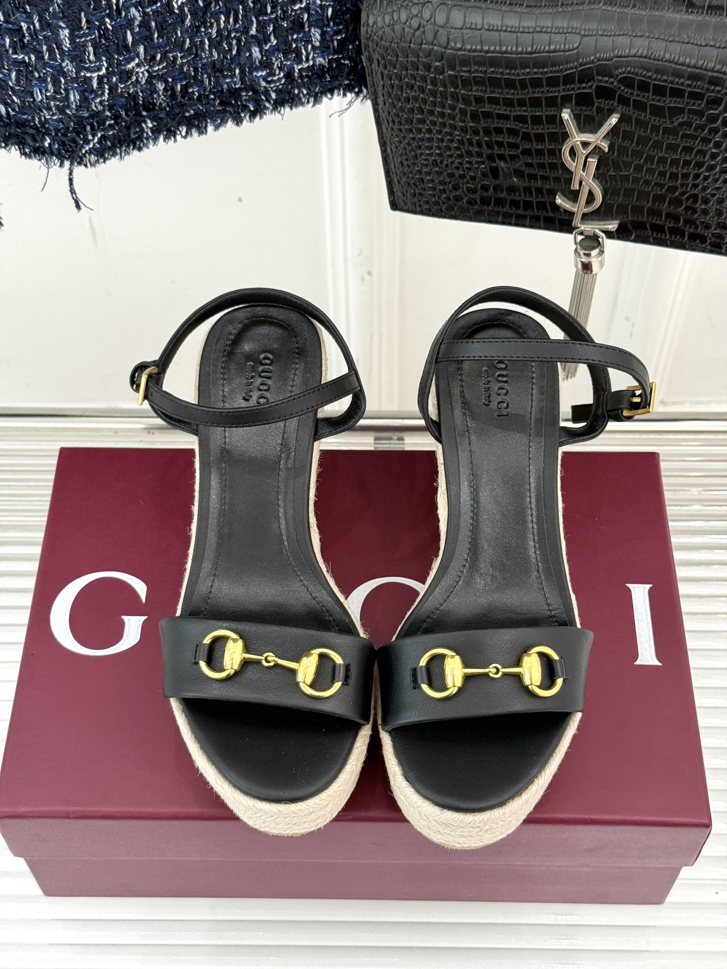 Gucci/古驰经典马衔扣坡跟凉鞋当G家标志性马衔扣 邂逅时髦坡跟一场华丽与舒适兼得的时尚盛宴就此开启。