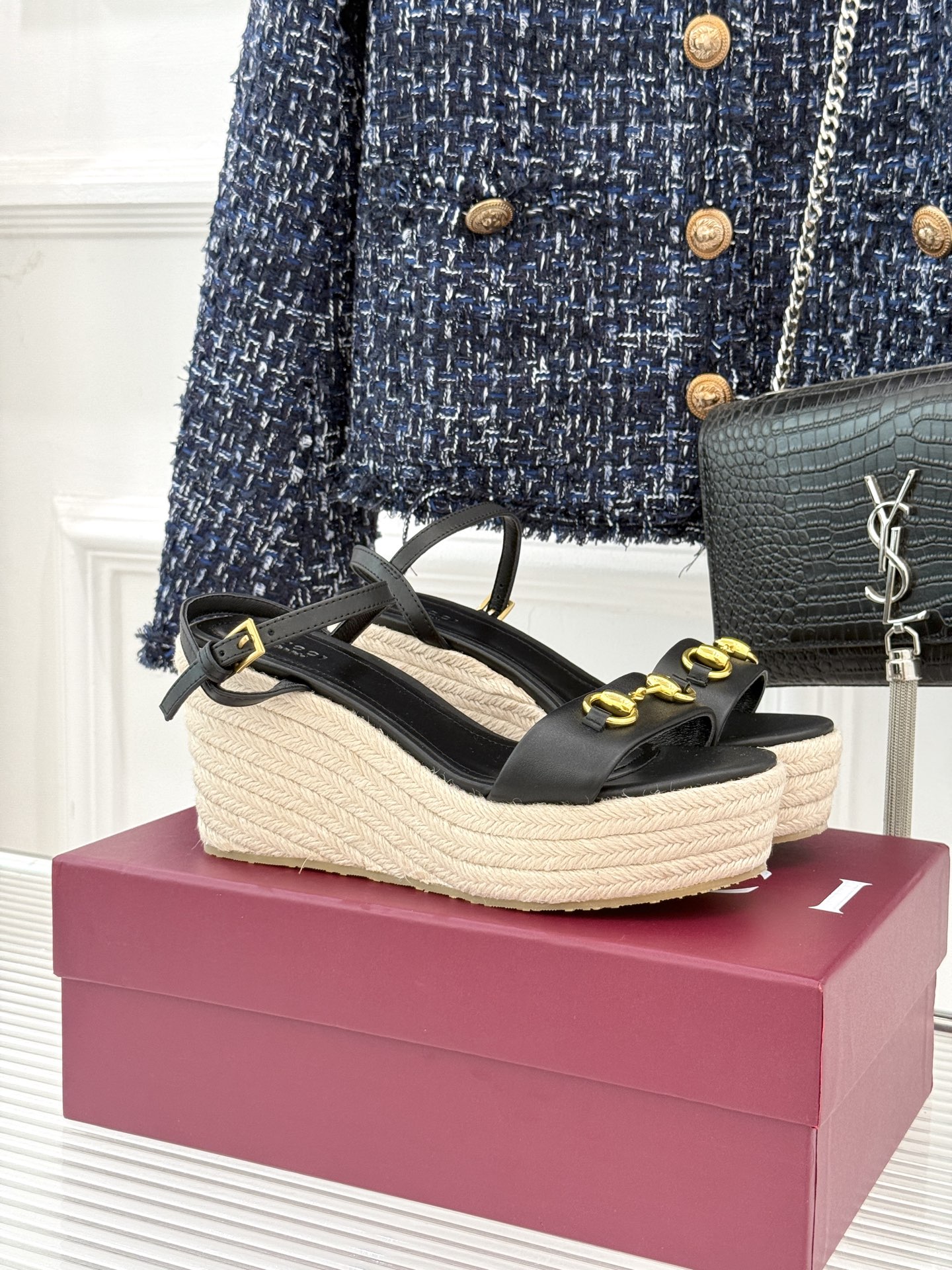 Gucci/古驰经典马衔扣坡跟凉鞋当G家标志性马衔扣 邂逅时髦坡跟一场华丽与舒适兼得的时尚盛宴就此开启。