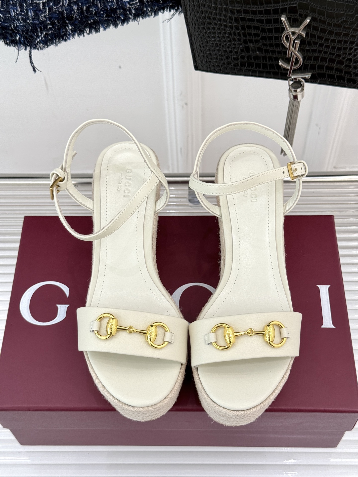 Gucci/古驰经典马衔扣坡跟凉鞋当G家标志性马衔扣 邂逅时髦坡跟一场华丽与舒适兼得的时尚盛宴就此开启。
