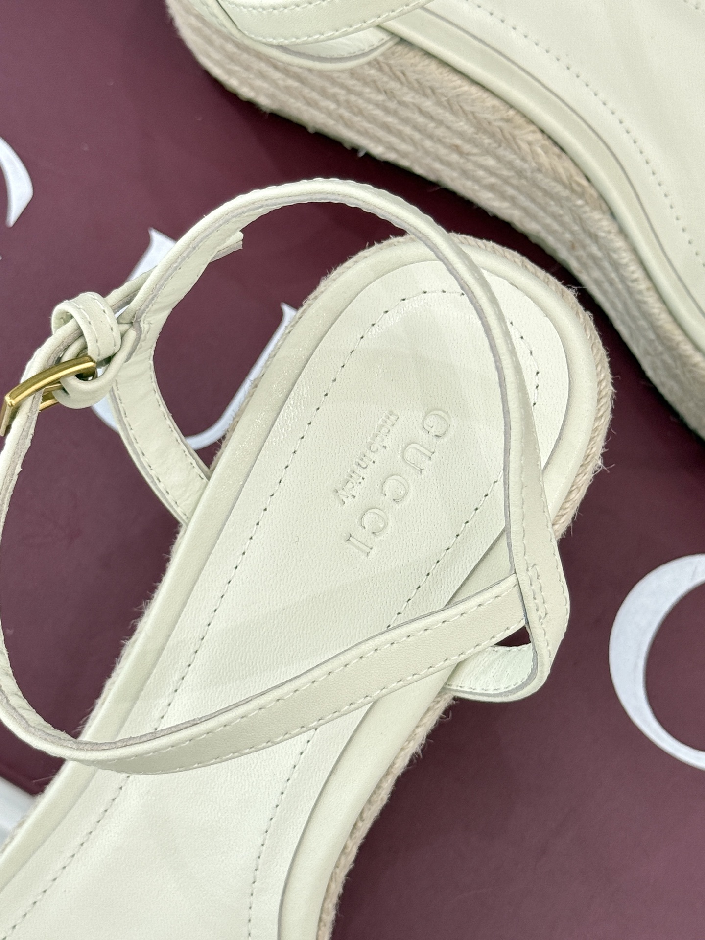 Gucci/古驰经典马衔扣坡跟凉鞋当G家标志性马衔扣 邂逅时髦坡跟一场华丽与舒适兼得的时尚盛宴就此开启。
