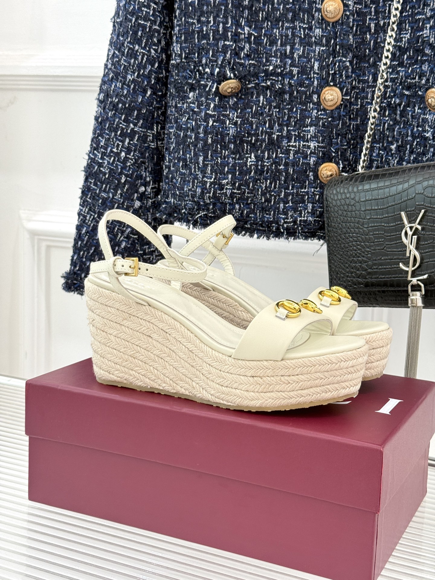 Gucci/古驰经典马衔扣坡跟凉鞋当G家标志性马衔扣 邂逅时髦坡跟一场华丽与舒适兼得的时尚盛宴就此开启。