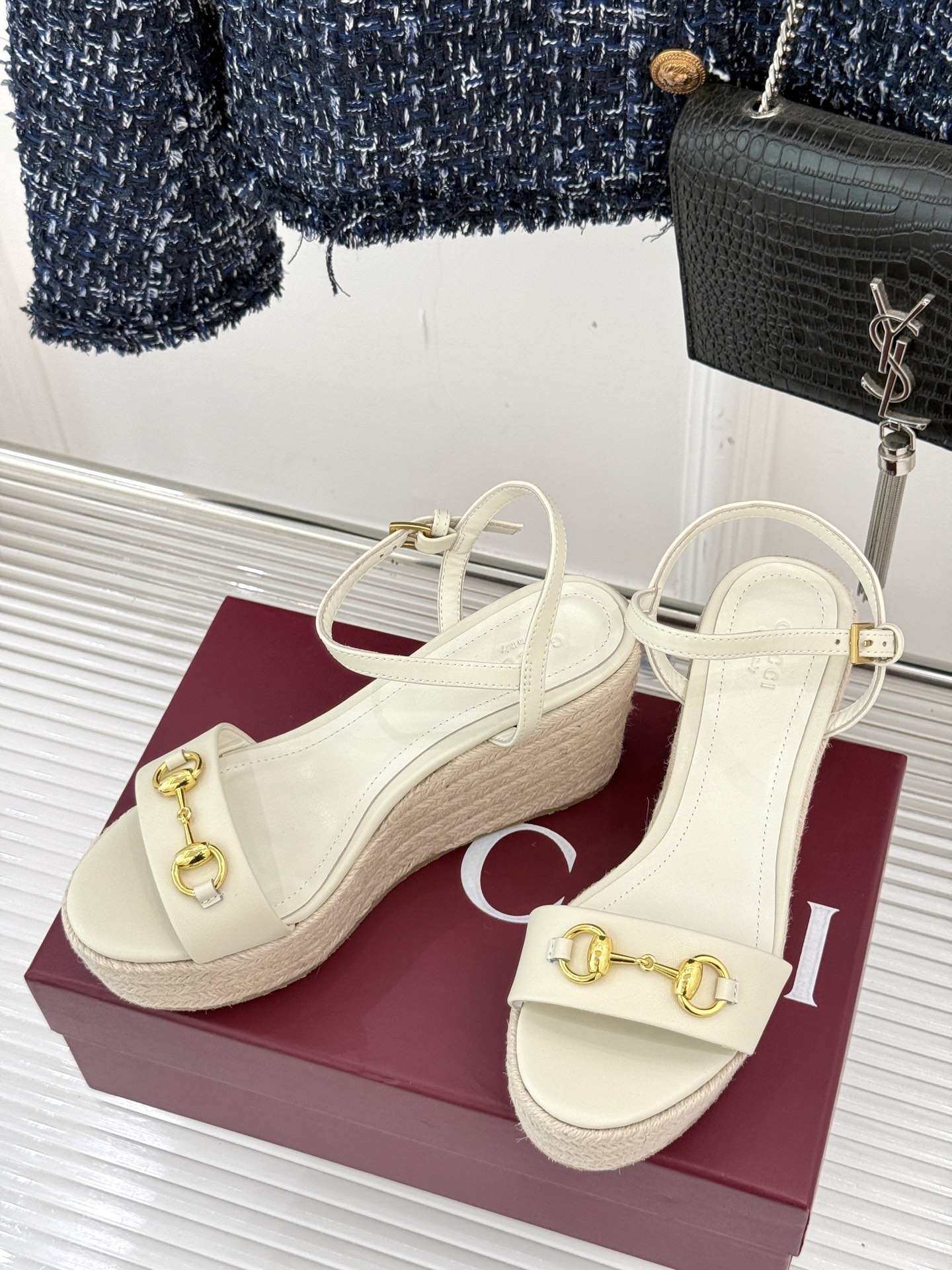 Gucci/古驰经典马衔扣坡跟凉鞋当G家标志性马衔扣 邂逅时髦坡跟一场华丽与舒适兼得的时尚盛宴就此开启。