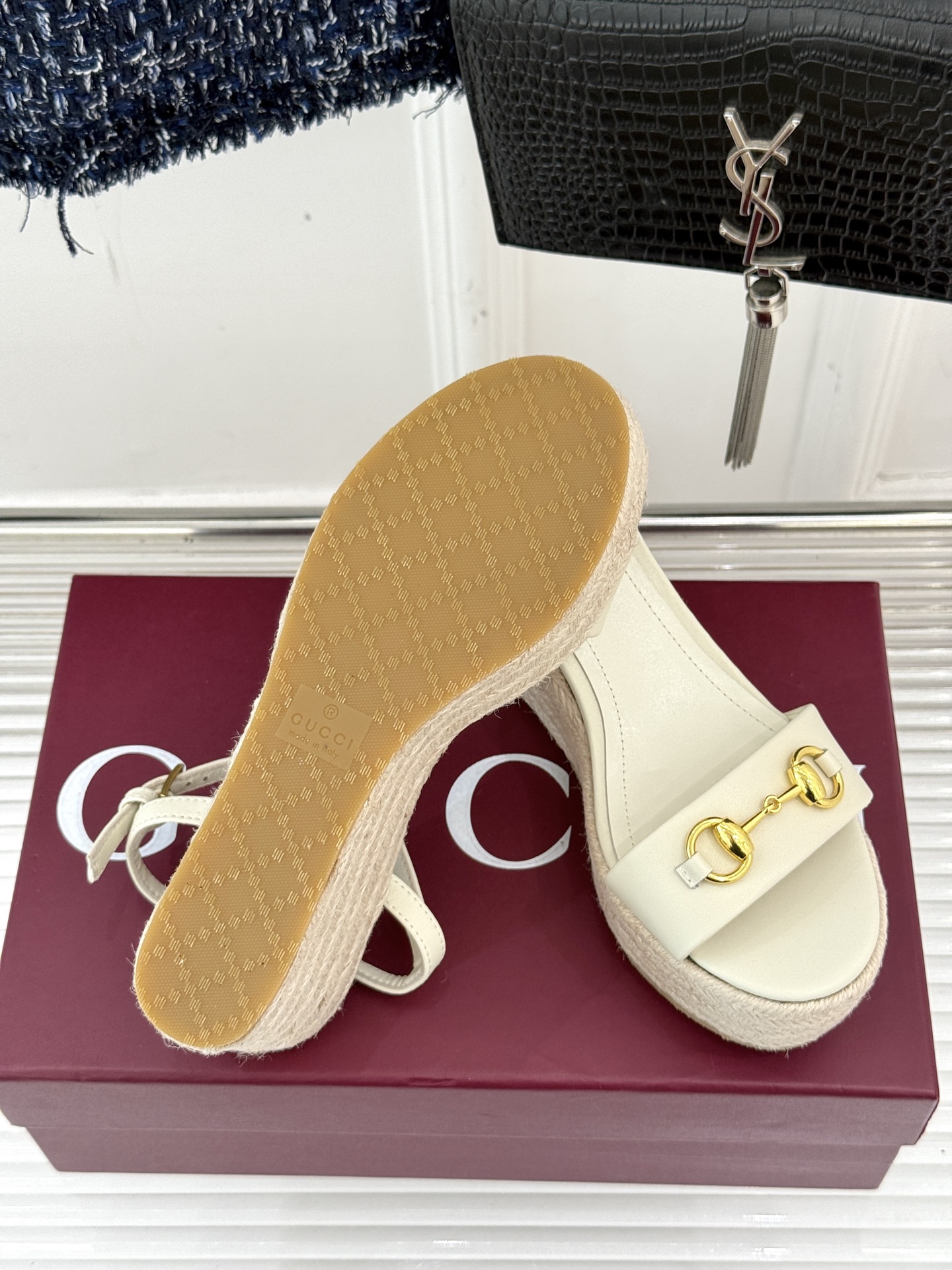 Gucci/古驰经典马衔扣坡跟凉鞋当G家标志性马衔扣 邂逅时髦坡跟一场华丽与舒适兼得的时尚盛宴就此开启。