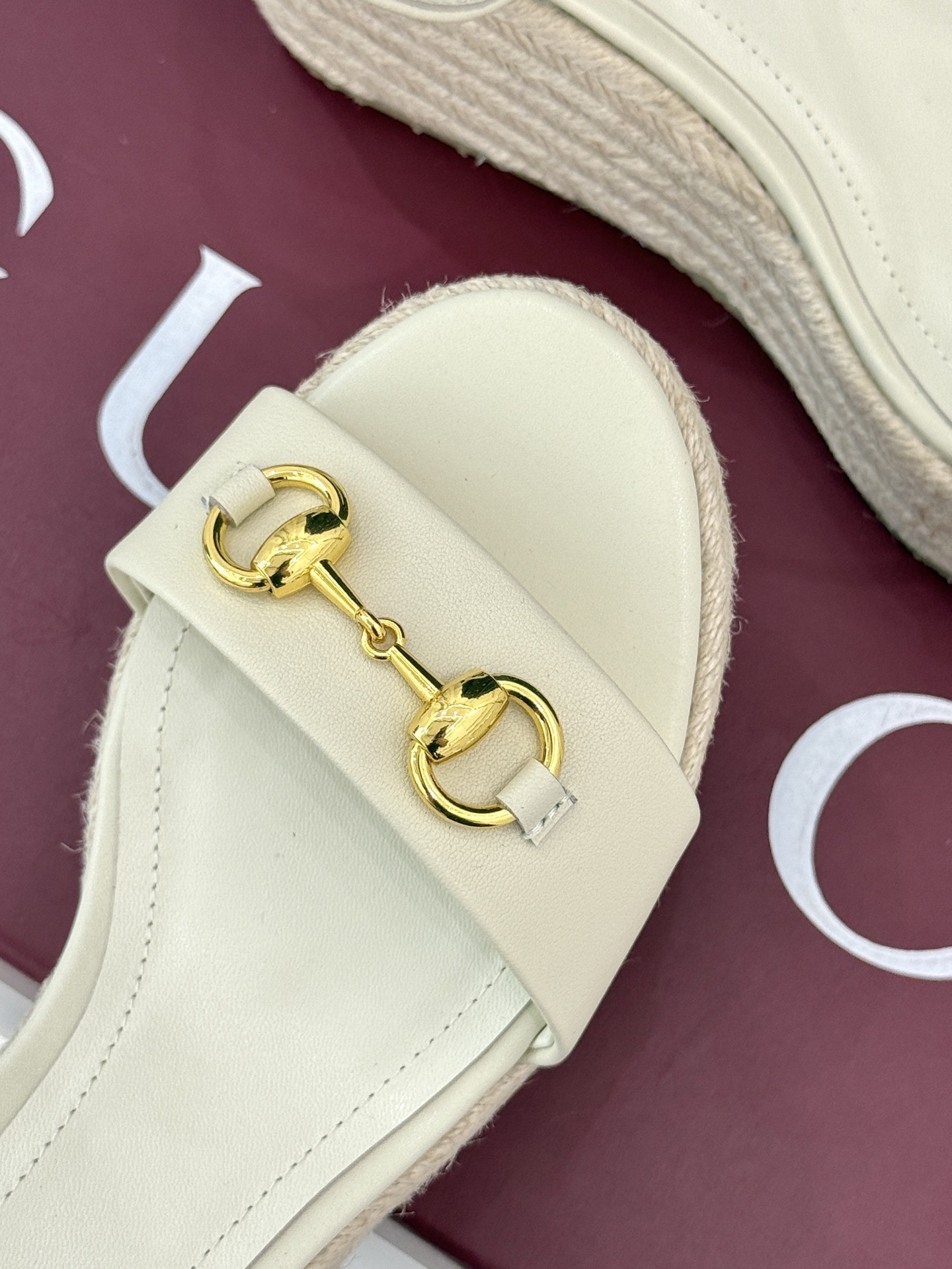 Gucci/古驰经典马衔扣坡跟凉鞋当G家标志性马衔扣 邂逅时髦坡跟一场华丽与舒适兼得的时尚盛宴就此开启。