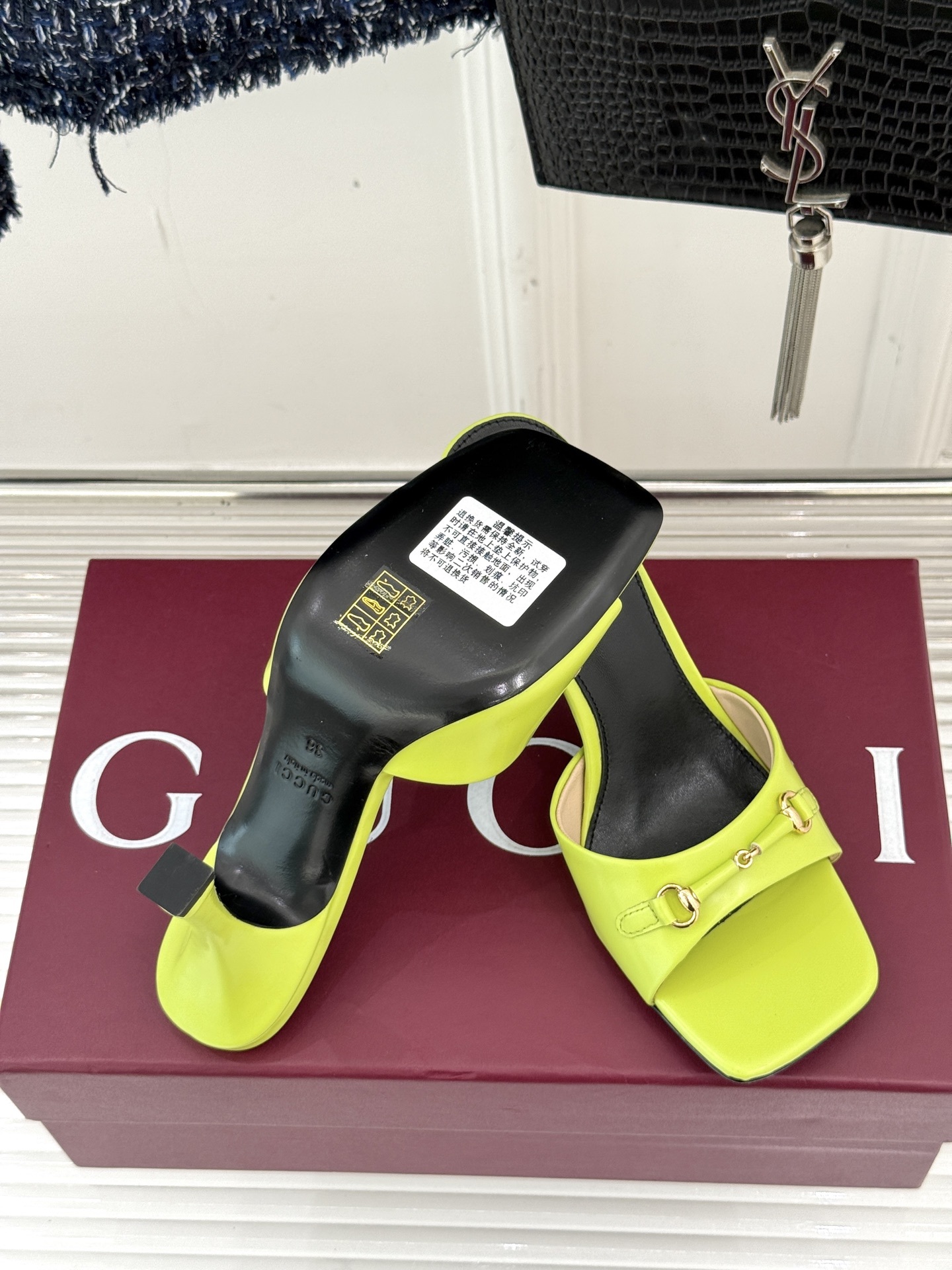 Gucci/古驰25WF春夏新品马衔扣方头高跟拖鞋今年这双拖鞋足以成为你衣橱中的“镇柜之宝”。它不只是一