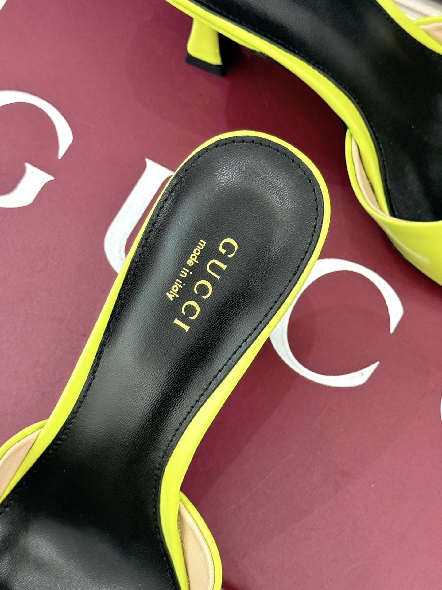 Gucci/古驰25WF春夏新品马衔扣方头高跟拖鞋今年这双拖鞋足以成为你衣橱中的“镇柜之宝”。它不只是一