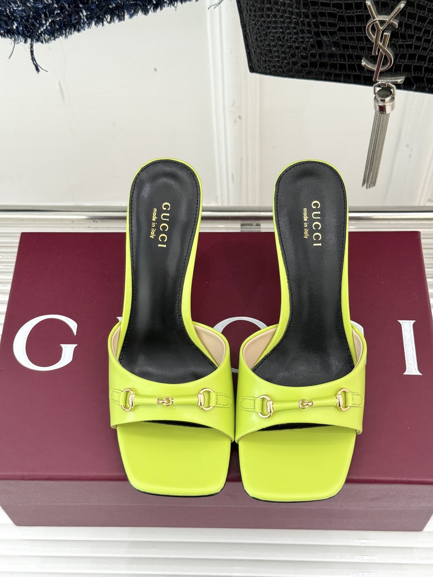 Gucci/古驰25WF春夏新品马衔扣方头高跟拖鞋今年这双拖鞋足以成为你衣橱中的“镇柜之宝”。它不只是一