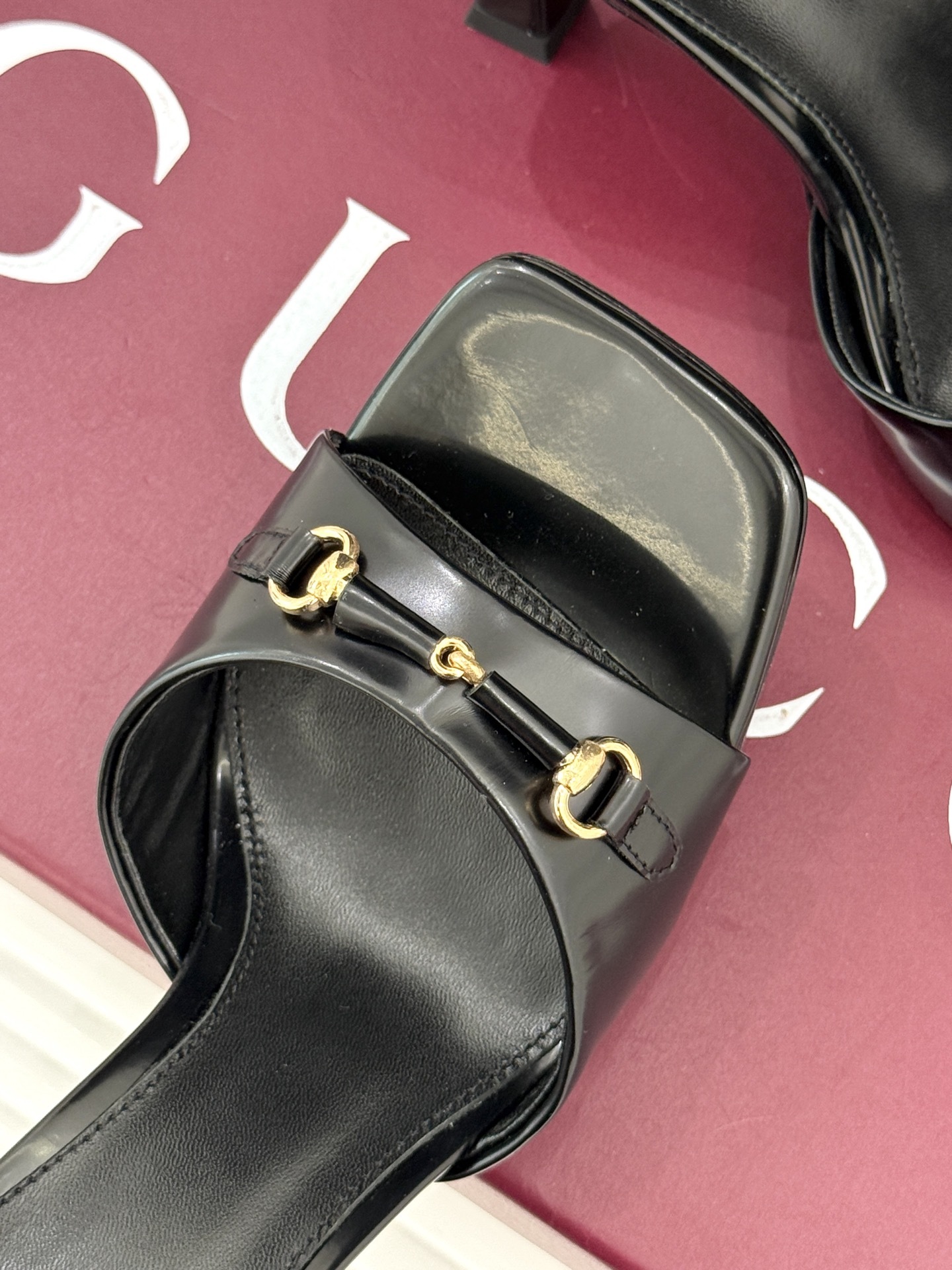 Gucci/古驰25WF春夏新品马衔扣方头高跟拖鞋今年这双拖鞋足以成为你衣橱中的“镇柜之宝”。它不只是一