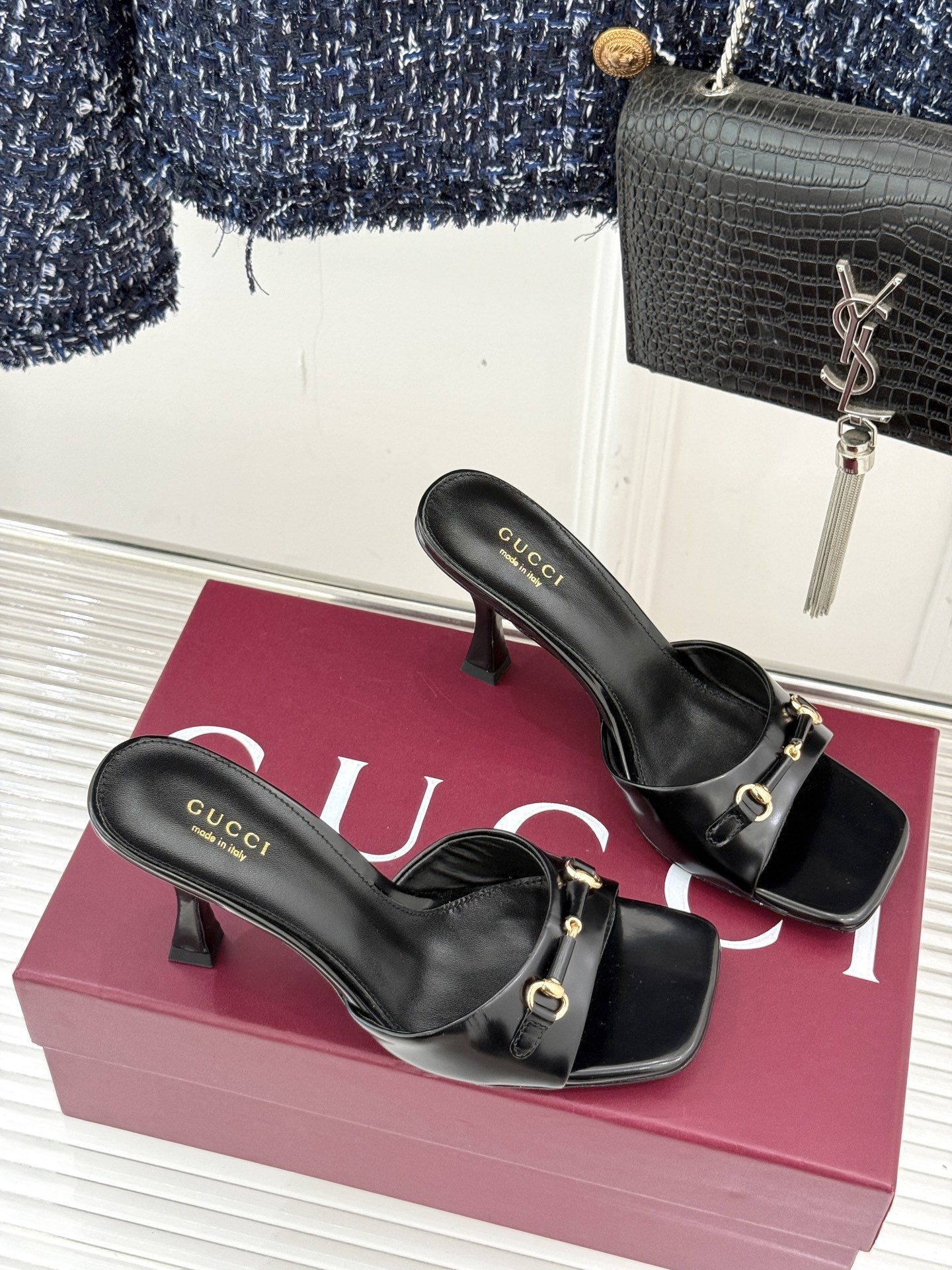 Gucci/古驰25WF春夏新品马衔扣方头高跟拖鞋今年这双拖鞋足以成为你衣橱中的“镇柜之宝”。它不只是一