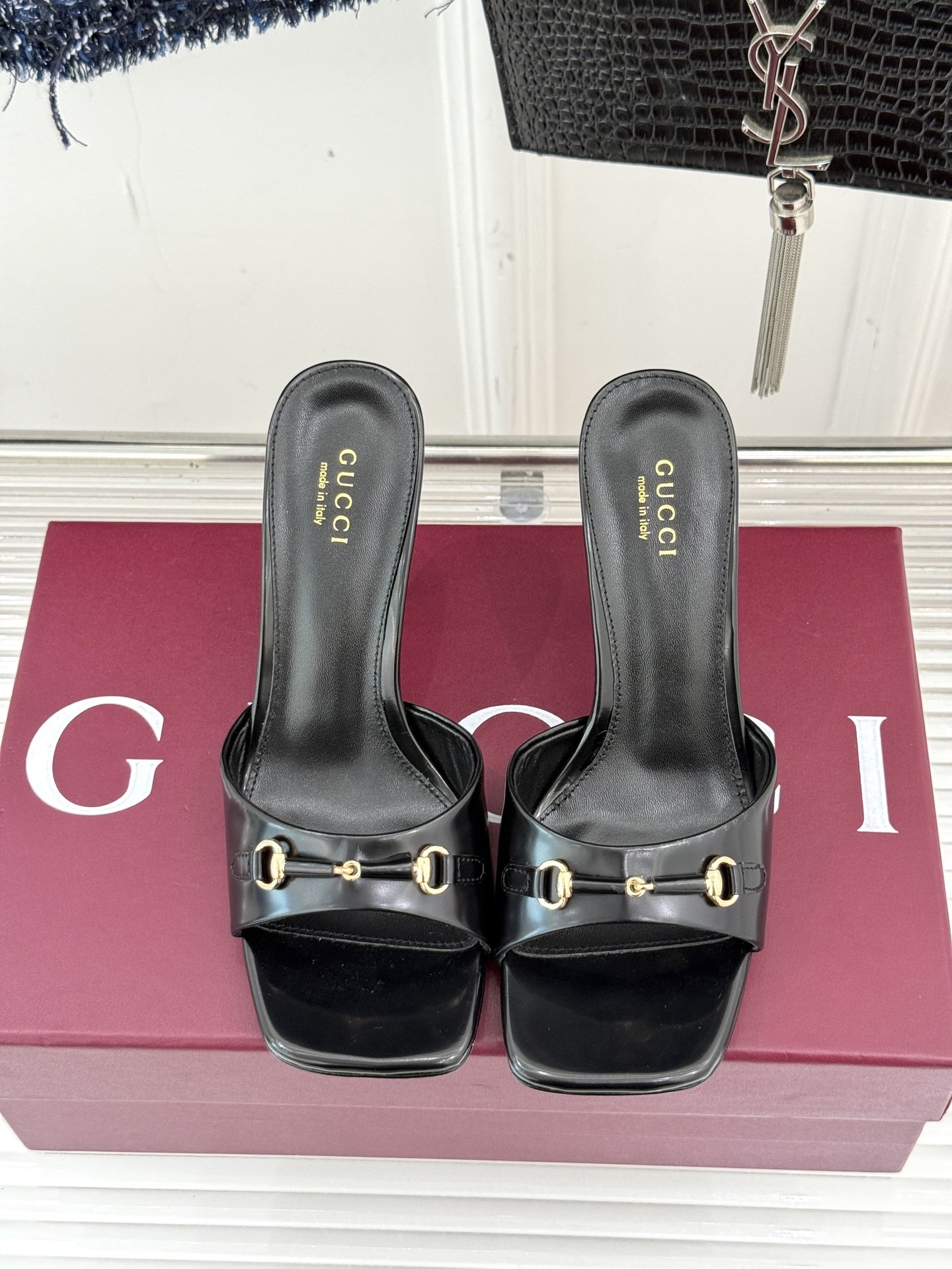 Gucci/古驰25WF春夏新品马衔扣方头高跟拖鞋今年这双拖鞋足以成为你衣橱中的“镇柜之宝”。它不只是一