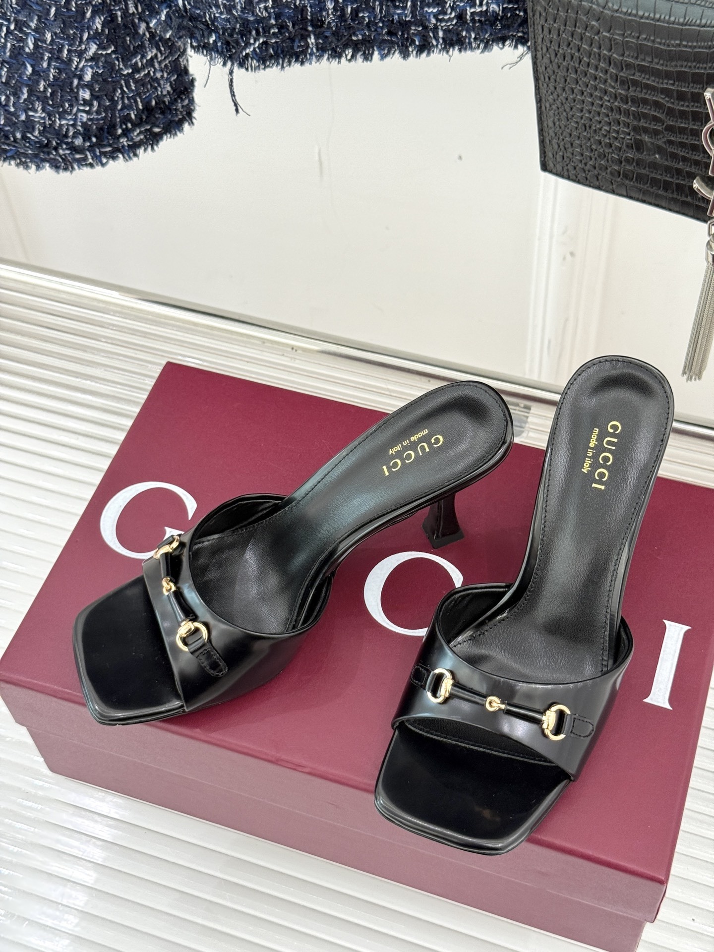 Gucci/古驰25WF春夏新品马衔扣方头高跟拖鞋今年这双拖鞋足以成为你衣橱中的“镇柜之宝”。它不只是一