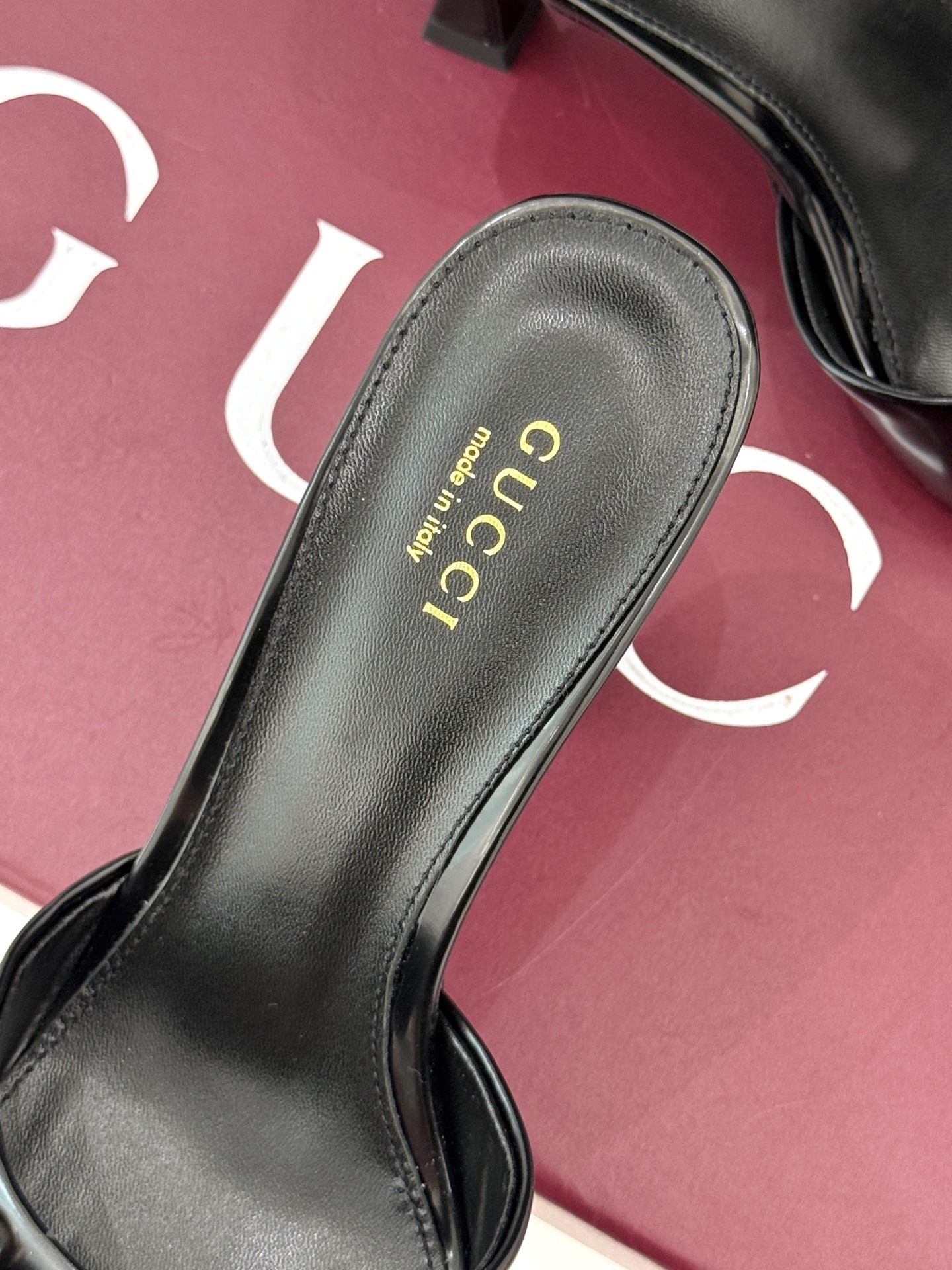 Gucci/古驰25WF春夏新品马衔扣方头高跟拖鞋今年这双拖鞋足以成为你衣橱中的“镇柜之宝”。它不只是一