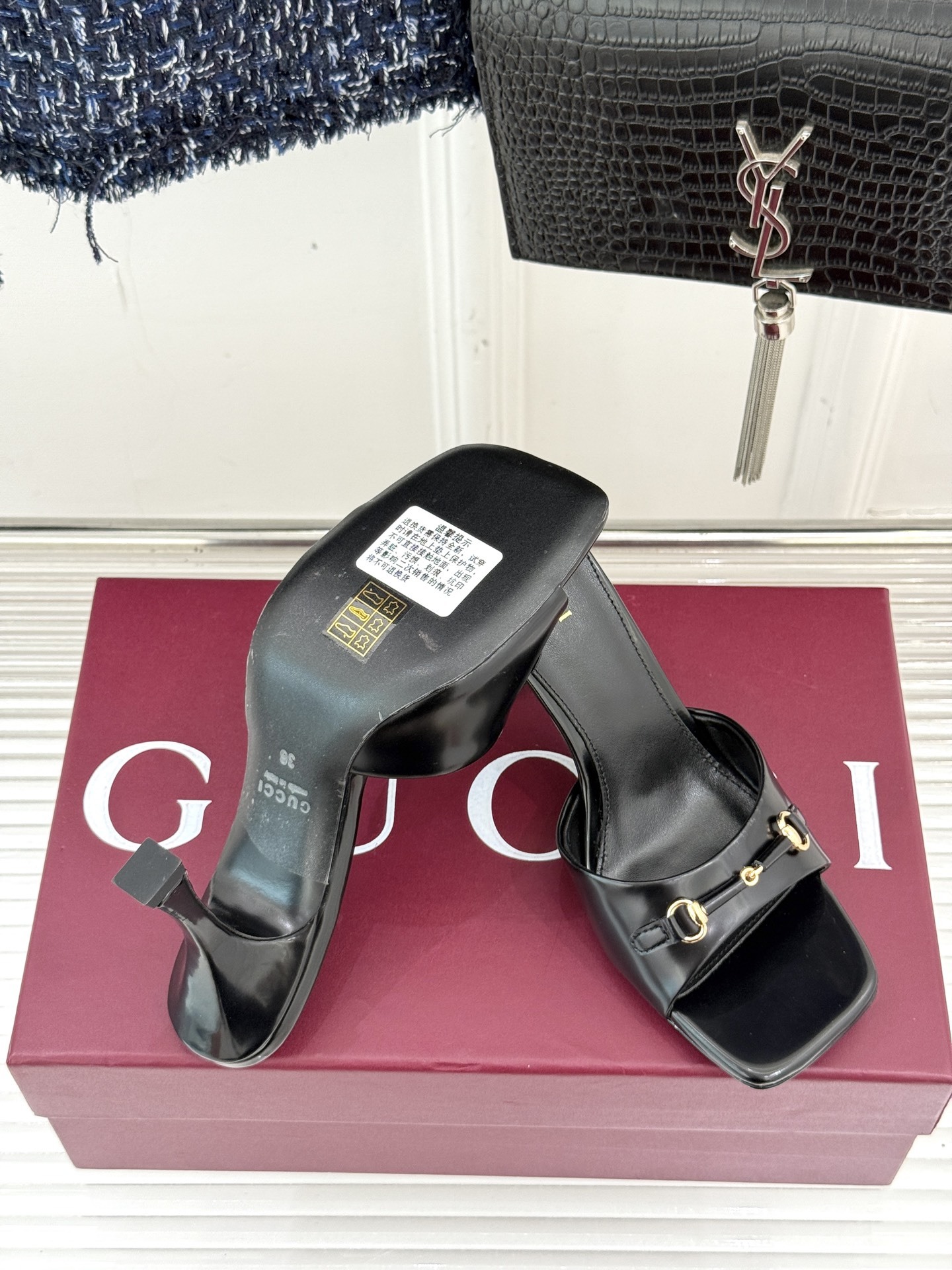 Gucci/古驰25WF春夏新品马衔扣方头高跟拖鞋今年这双拖鞋足以成为你衣橱中的“镇柜之宝”。它不只是一