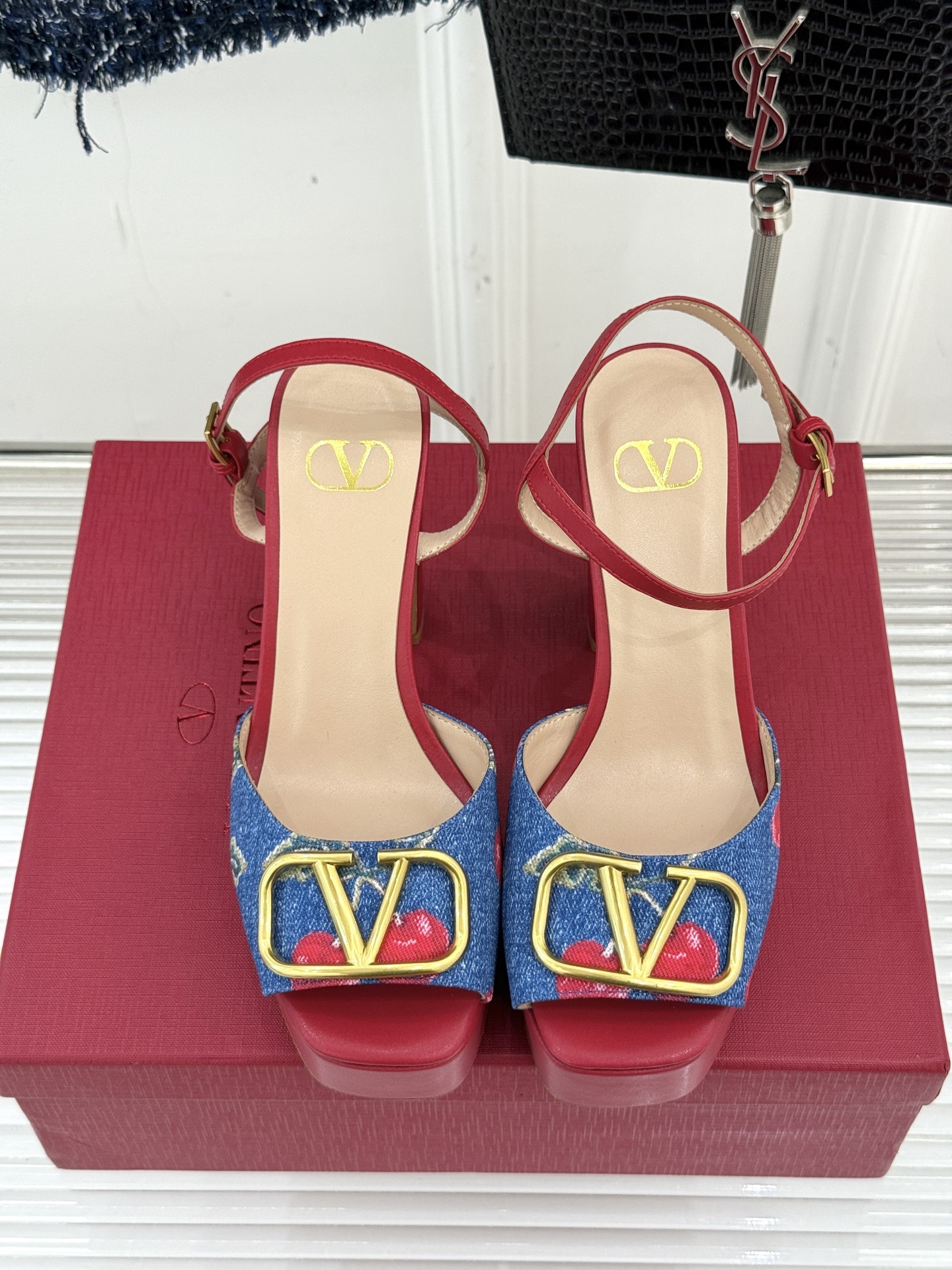 Valentin｜华伦天伦25WF新品大V 扣樱桃系列防水台高跟凉鞋这双凉鞋绝对是不容错过的存在。鞋身巧