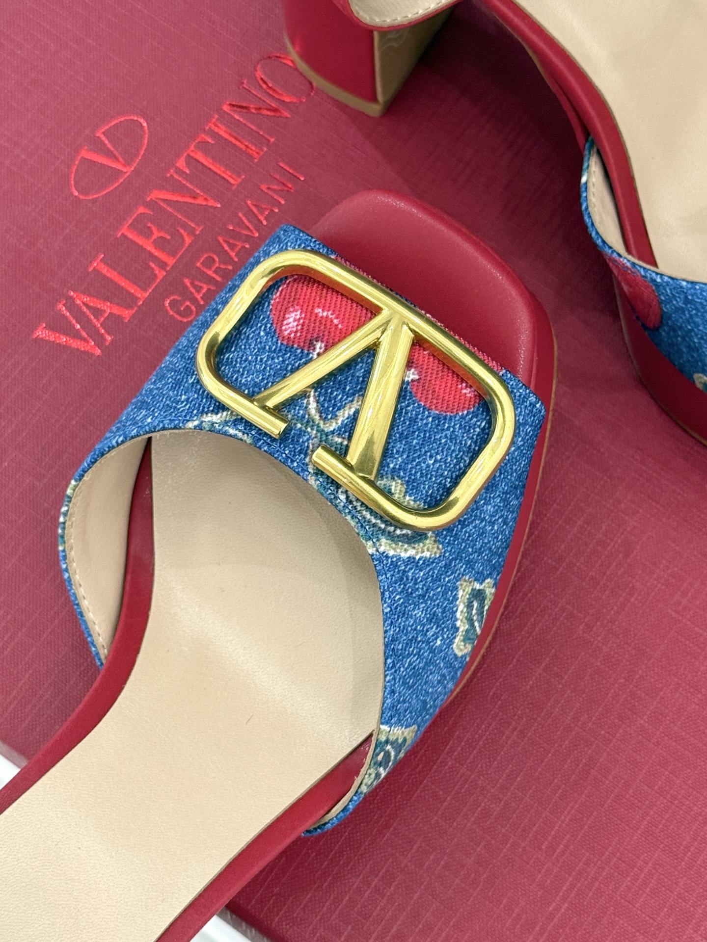 Valentin｜华伦天伦25WF新品大V 扣樱桃系列防水台高跟凉鞋这双凉鞋绝对是不容错过的存在。鞋身巧