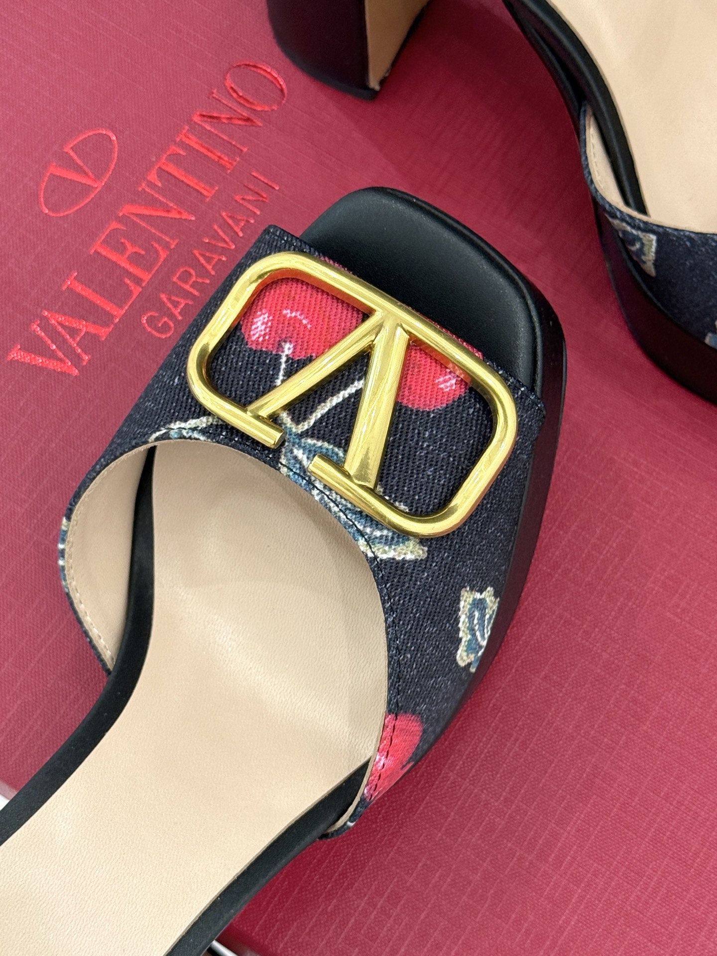 Valentin｜华伦天伦25WF新品大V 扣樱桃系列防水台高跟凉鞋这双凉鞋绝对是不容错过的存在。鞋身巧