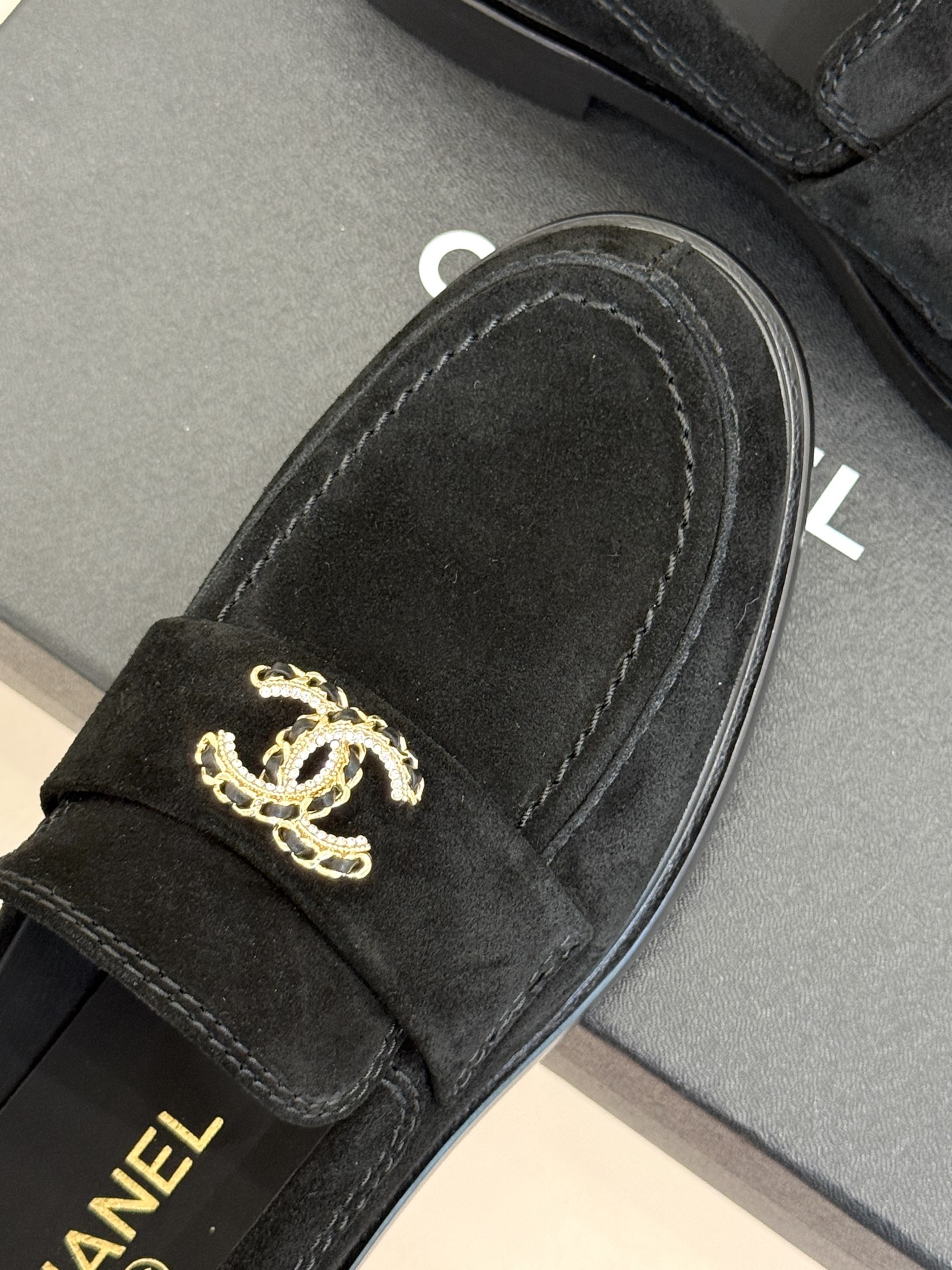 顶版CHANE*｜小香25A新品双C狮子头复古乐福鞋鞋柜里总要有一双兼具气场与舒适的鞋这双乐福鞋 就是我
