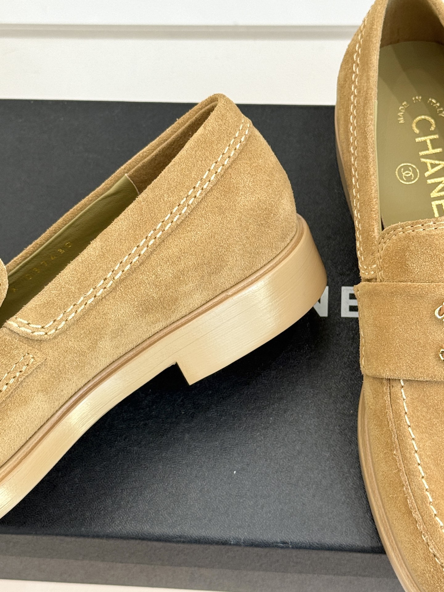 顶版CHANE*｜小香25A新品双C狮子头复古乐福鞋鞋柜里总要有一双兼具气场与舒适的鞋这双乐福鞋 就是我
