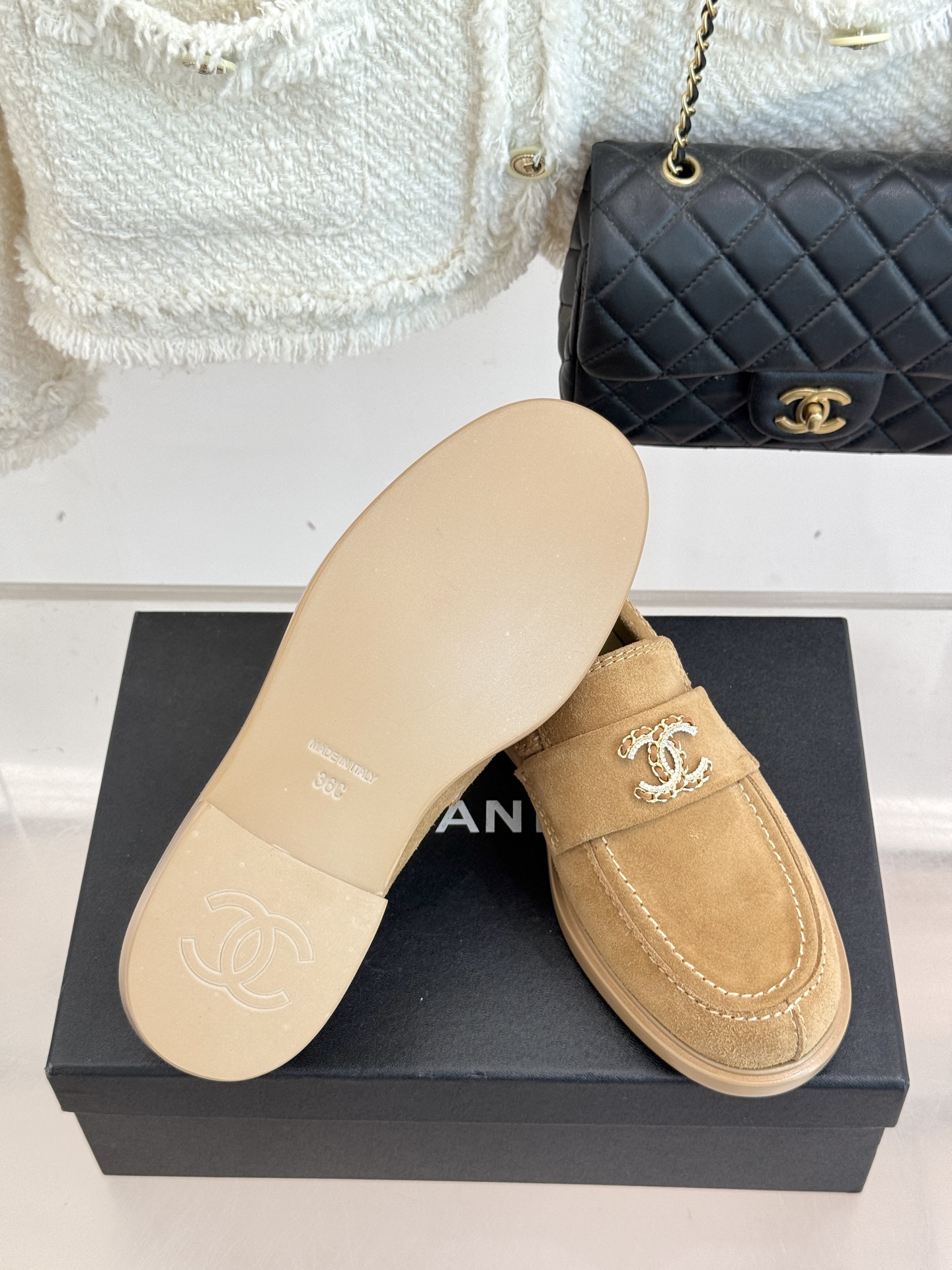 顶版CHANE*｜小香25A新品双C狮子头复古乐福鞋鞋柜里总要有一双兼具气场与舒适的鞋这双乐福鞋 就是我
