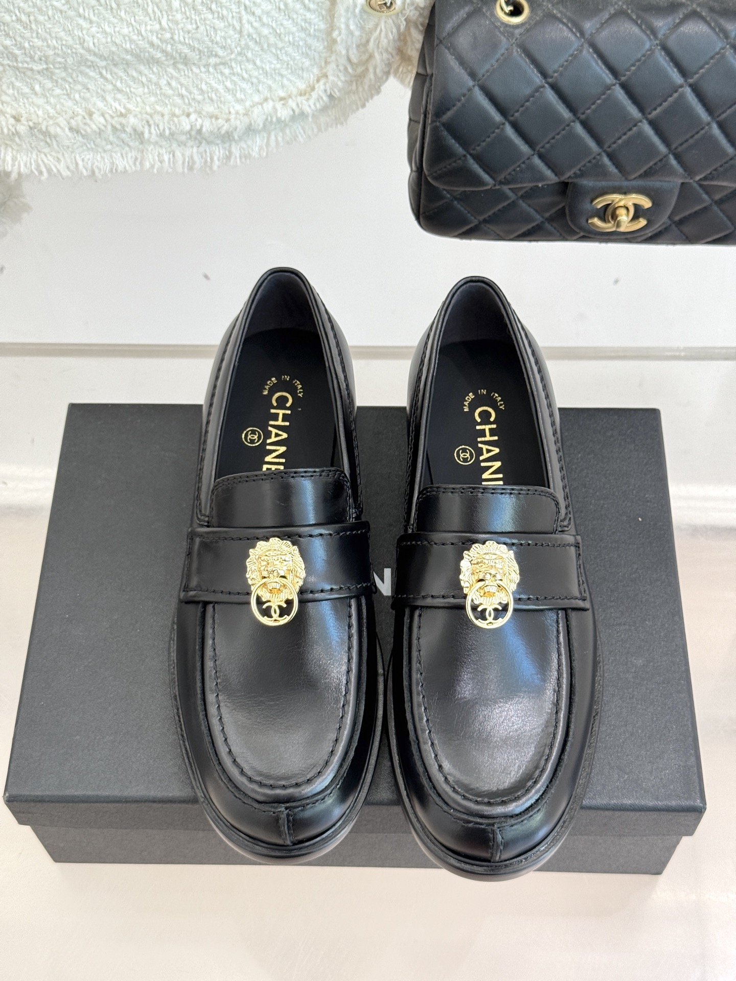 顶版CHANE*｜小香25A新品双C狮子头复古乐福鞋鞋柜里总要有一双兼具气场与舒适的鞋这双乐福鞋 就是我