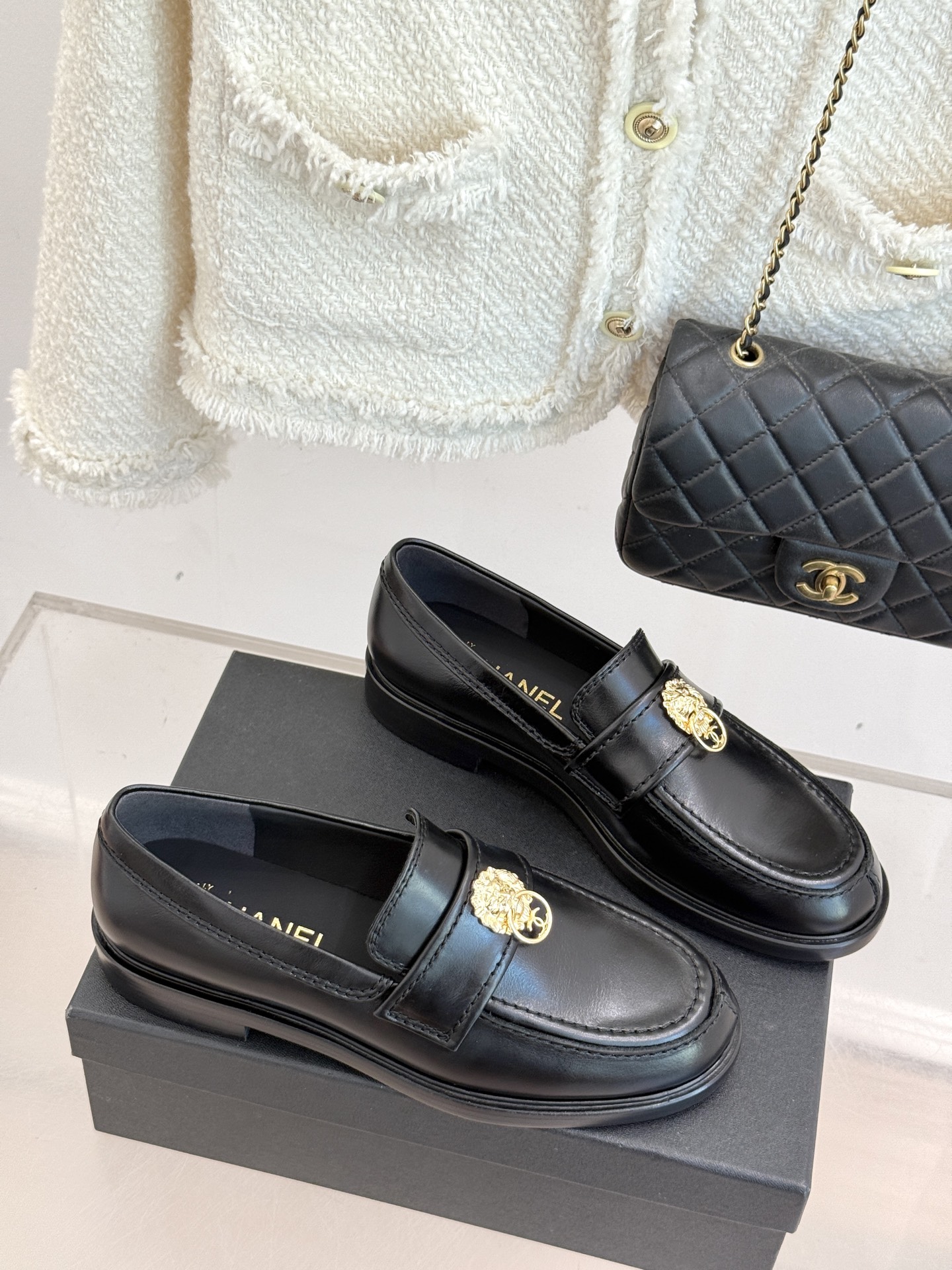 顶版CHANE*｜小香25A新品双C狮子头复古乐福鞋鞋柜里总要有一双兼具气场与舒适的鞋这双乐福鞋 就是我