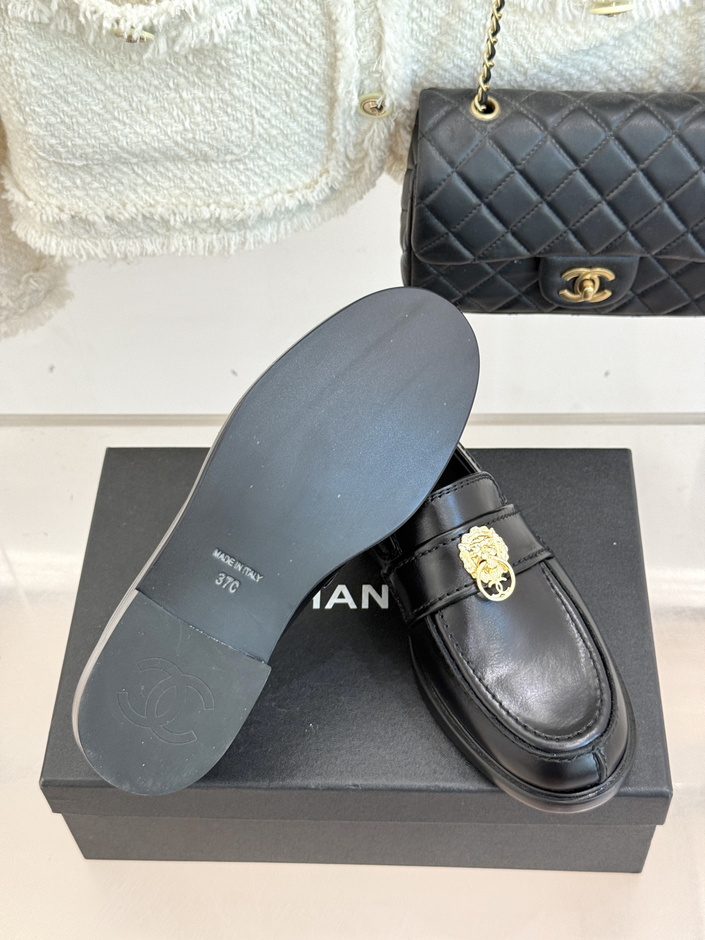 顶版CHANE*｜小香25A新品双C狮子头复古乐福鞋鞋柜里总要有一双兼具气场与舒适的鞋这双乐福鞋 就是我