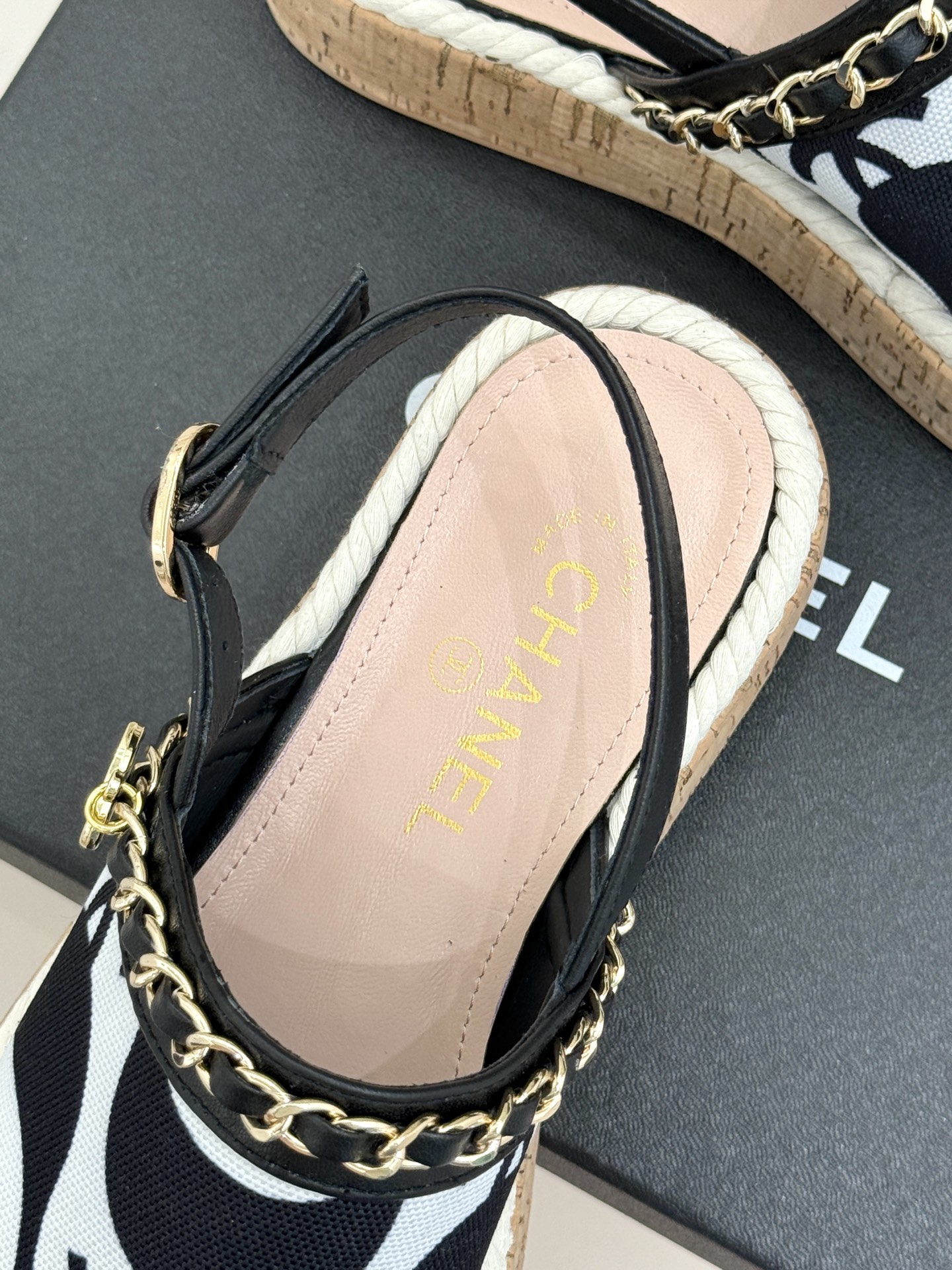 CHANE*｜小香25K新品链条厚底半拖凉鞋一眼就被这双半拖凉鞋拿捏住了！不愧是时尚界的“老钱风”代表，