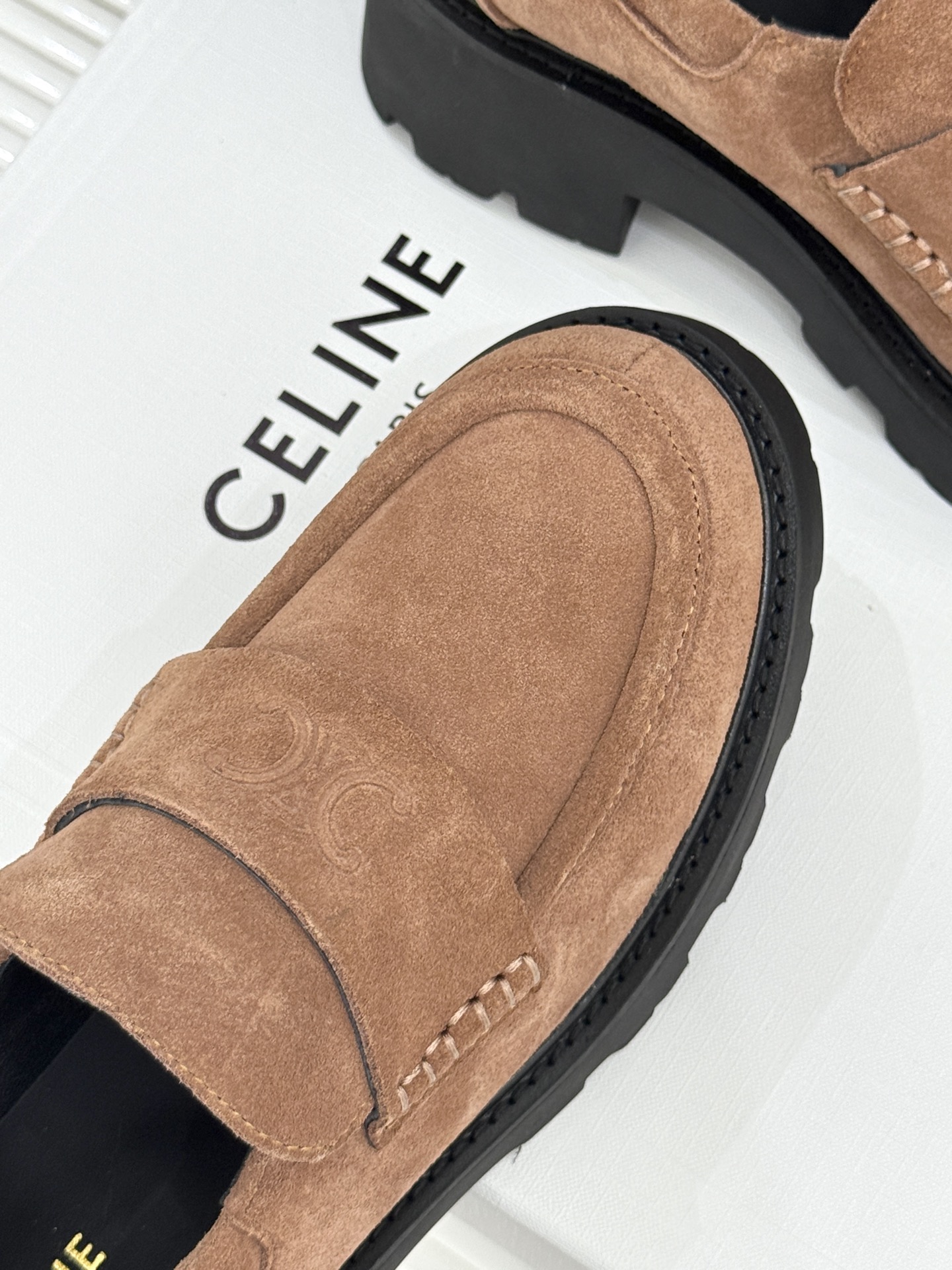 Celine/塞琳25WF凯旋门复古厚底乐福鞋一眼沦陷的复古格调！经典凯旋门标识烙满质感厚底设计暗藏增高