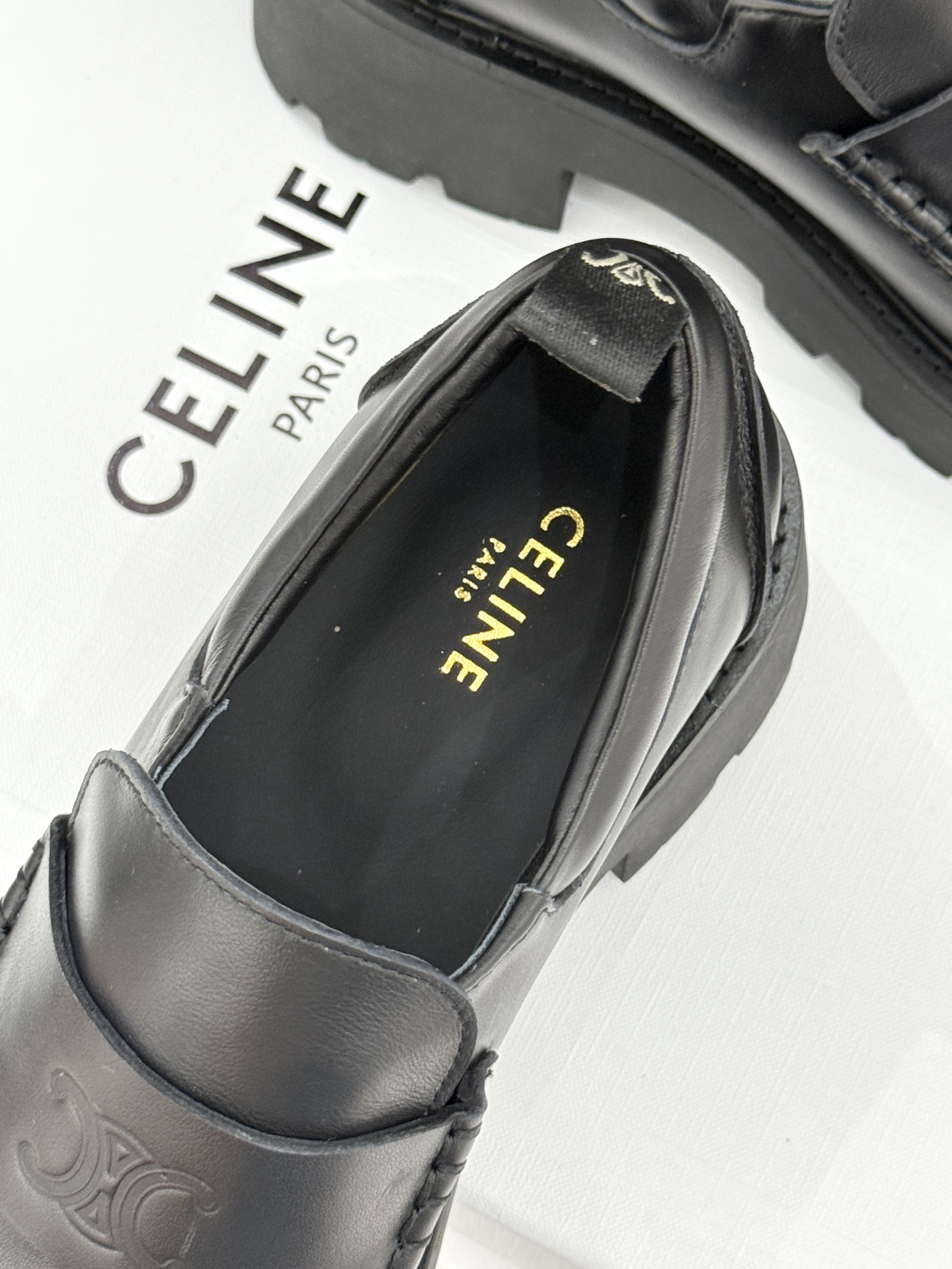 Celine/塞琳25WF凯旋门复古厚底乐福鞋一眼沦陷的复古格调！经典凯旋门标识烙满质感厚底设计暗藏增高